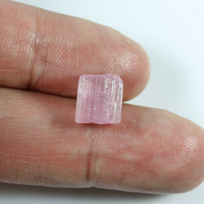 **ขายแล้ว**ผลึกทัวร์มาลีน (Tourmaline Crystal) 5.68 กะรัต สีชมพูหวาน เป็นแท่งน่ารัก