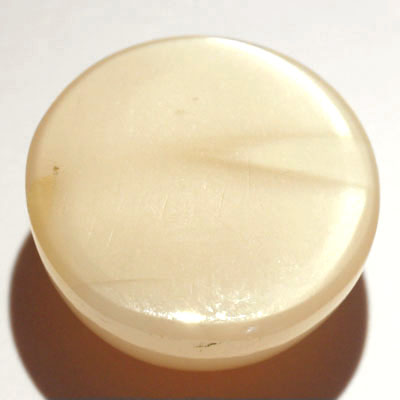 **ขายแล้ว**มูนสโตนตาแมว หรือ มุกดาหารตาเเมว (Cat's eye Moonstone) 9.04 กะรัต สีส้ม เนื้อเนียน มีตาเเมว