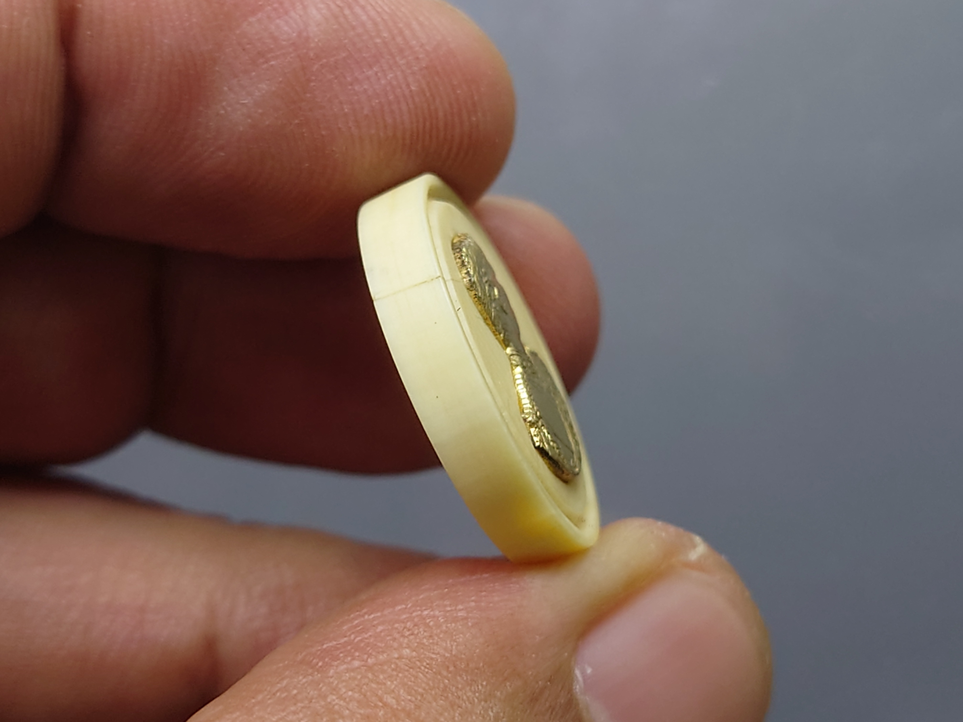 เหรียญรัชกาลที่5 เนื้องาช้างแมมมอธ หน้ากากทองคำ รุ่นคชสารหมื่นปี พิมพ์เล็ก หลวงพ่ออุตตมะ วัดวังก์วิเวการาม ปี2540 พร้อมกล่องเดิมและการ์ดรับรอง