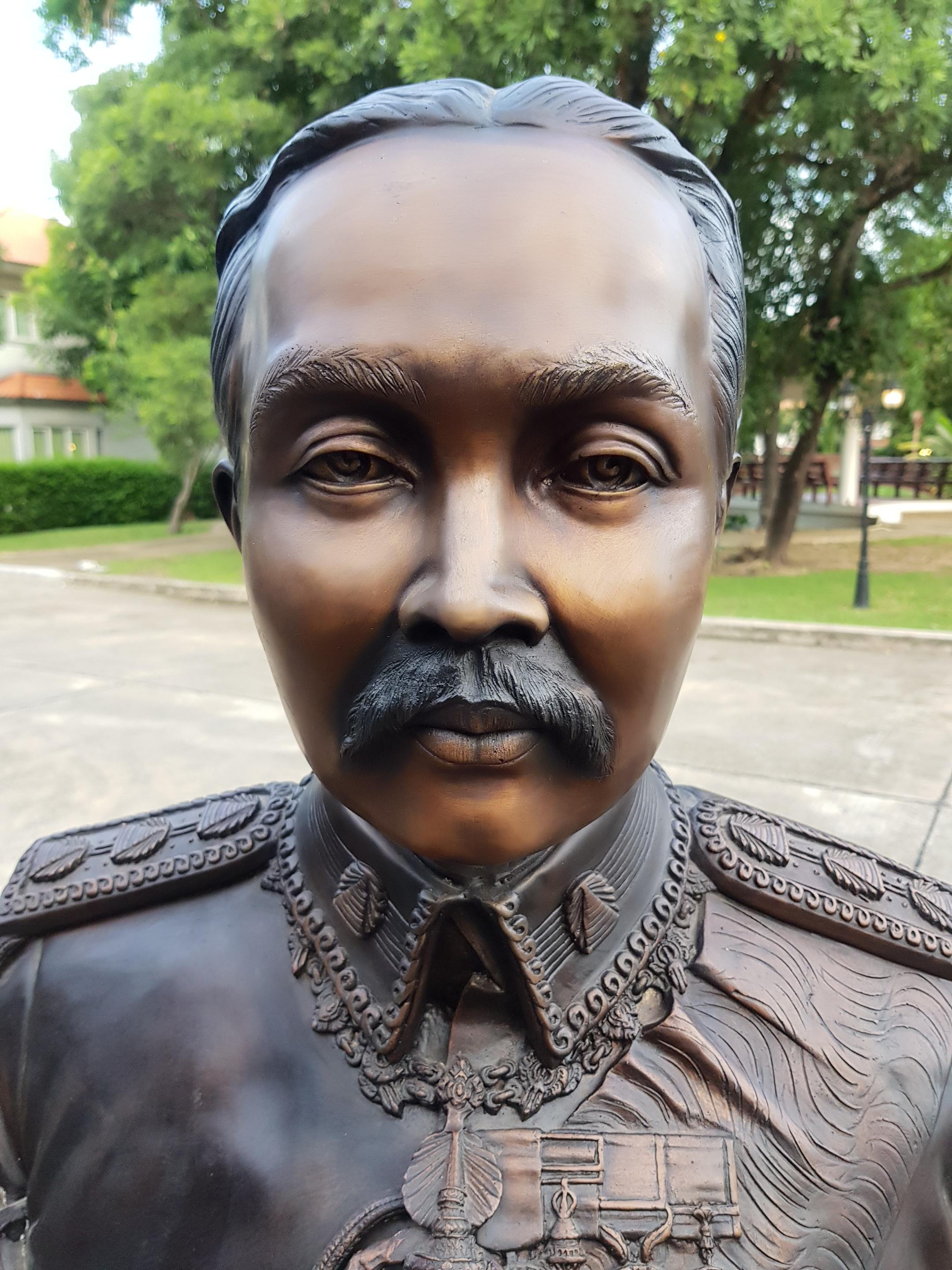 พระบรมรูปหล่อในหลวง รัชกาลที่ 5 ของวัดสุทัศน์ เท่าองค์จริง