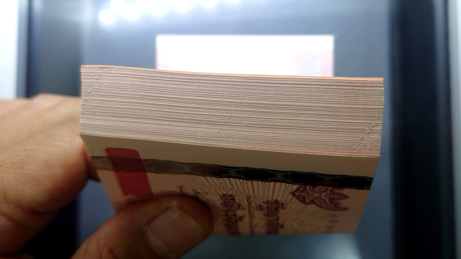 ธนบัตร 100 บาท (ยกแหนบ 100 ใบ เรียงเลข มีเลข 9หน้า 9 หลัง) แบบ 15 รุ่น 2 (เลิกทาส) ปี2540 ไม่ผ่านใช้ สภาพสวย