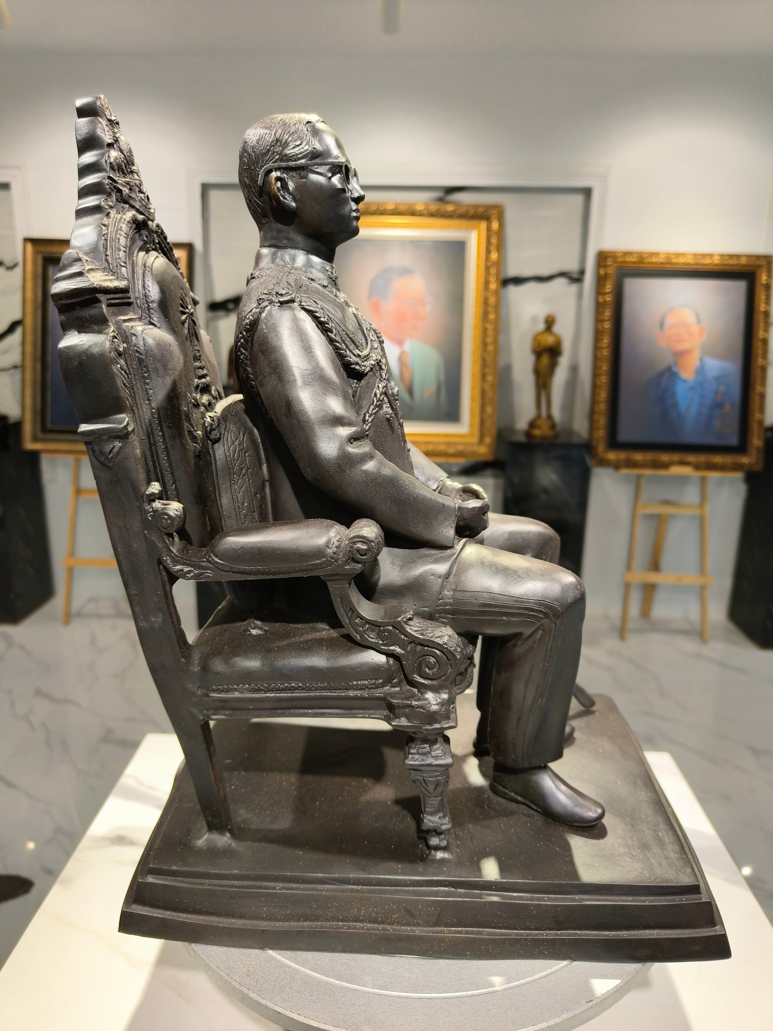 รูปหล่อ ในหลวง รัชกาลที่ 9 ร.9 นั่งบัลลังก์ หน้าตัก 9 นิ้ว สมโภชพระอารามหลวงครบ 229 ปี วัดอรุณราชวราราม (2539-2540)