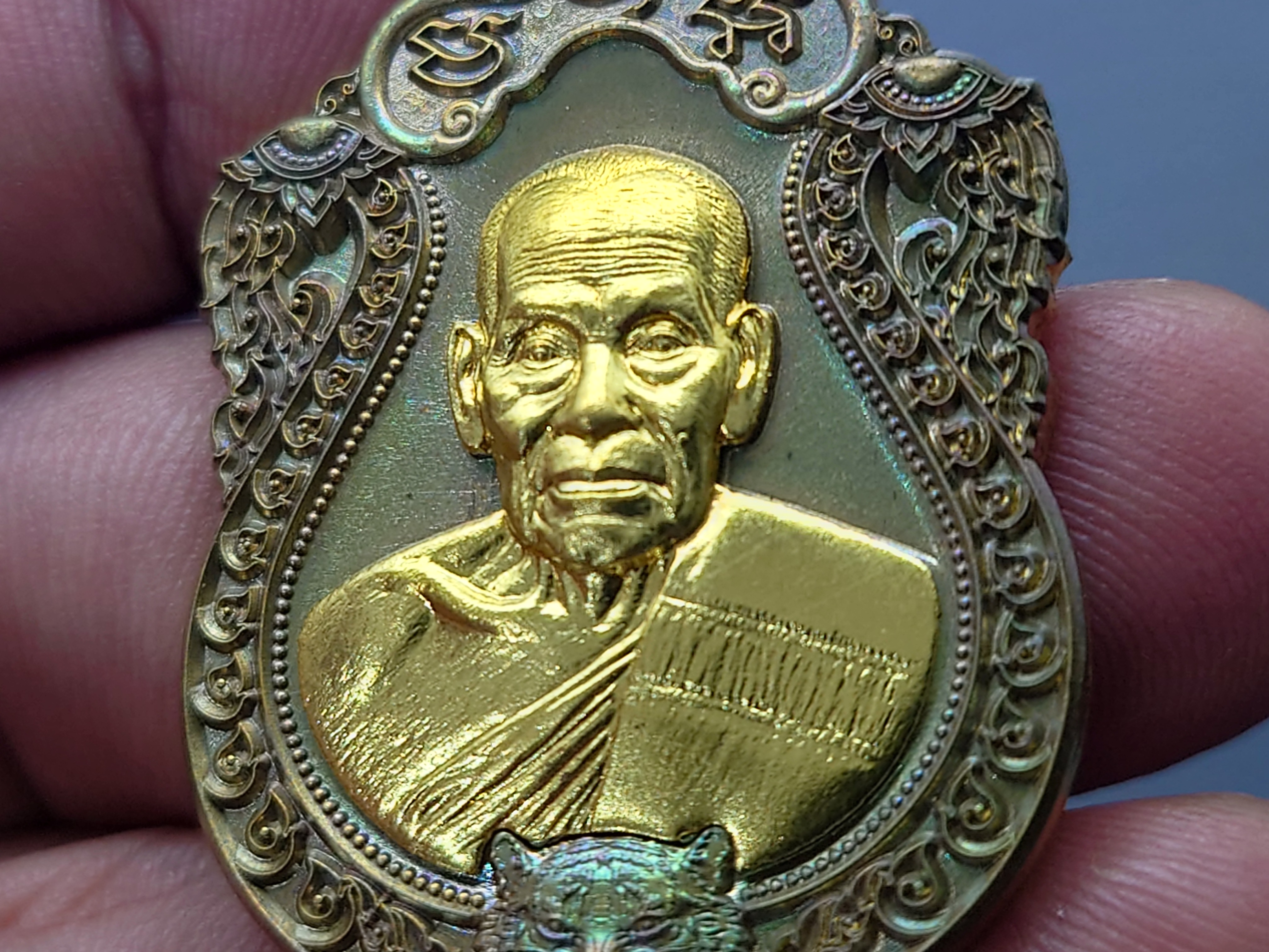 เหรียญเสมาเสือคาบดาบ รุ่น2 เนื้อชนวน หน้ากากทองทิพย์ หลวงพ่อพัฒน์ วัดห้วยด้วน โคท 144