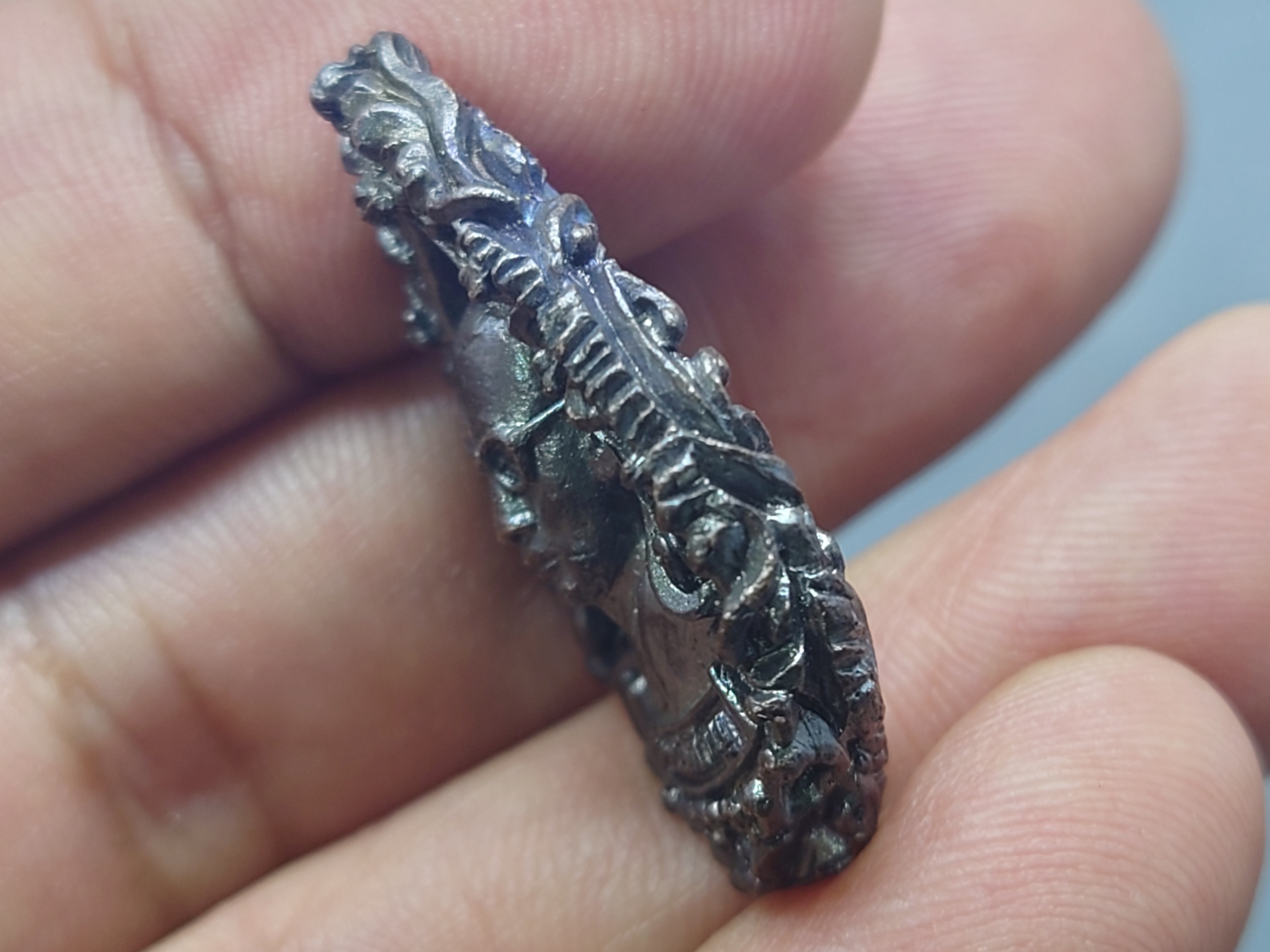 เหรียญในหลวงทรงผนวช เหรียญหล่อฉีด เนื้อนวะ พิมพ์หยดน้ำ สร้างโดยกองพลที่ 1 รักษาพระองค์ หลวงปู่โต๊ะ หลวงปู่ทิม ร่วมปลุกเสก ปี 2517