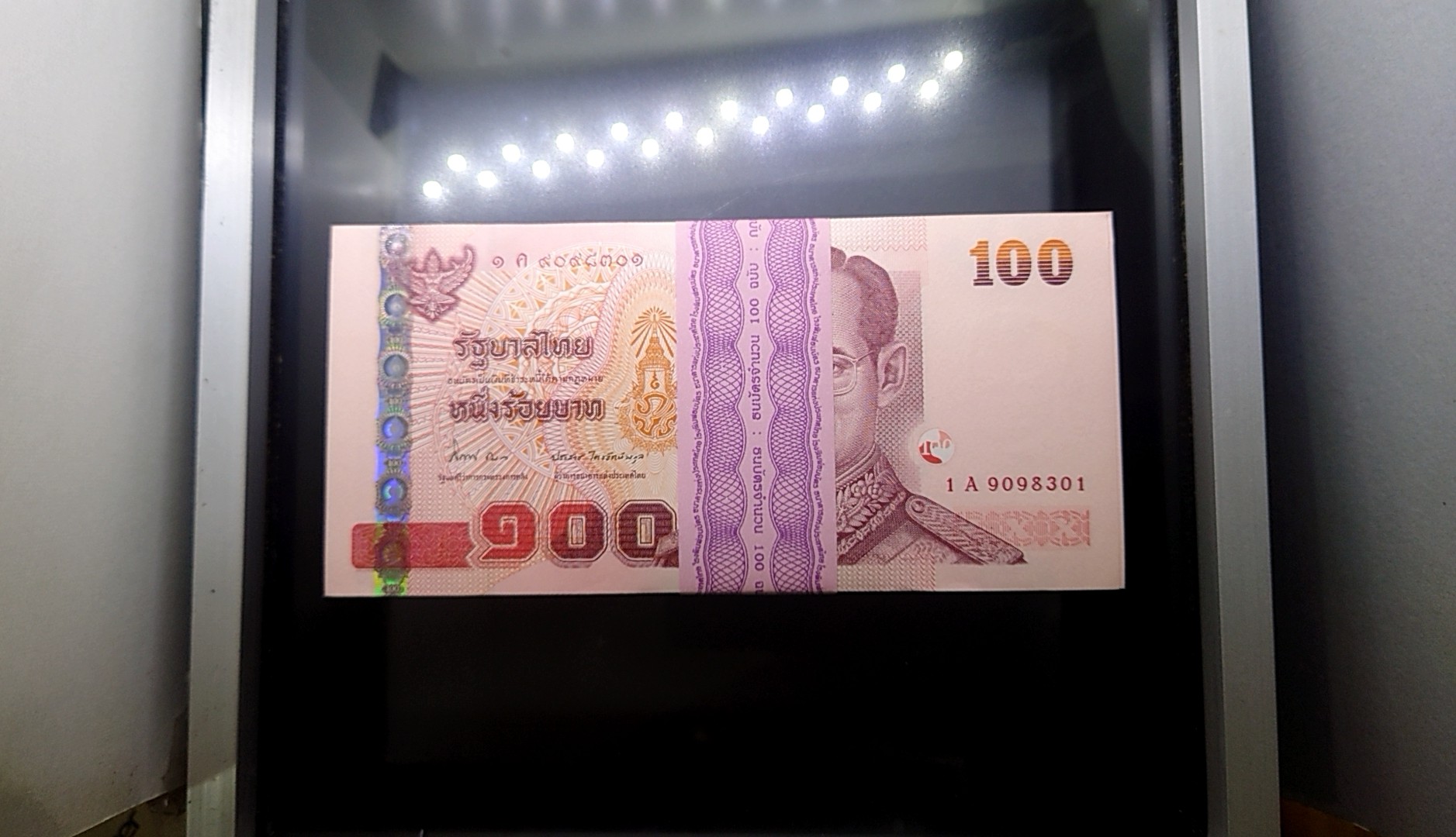 ธนบัตร 100 บาท (ยกแหนบ 100 ใบ เรียงเลข มีเลข 9หน้า 9 หลัง) แบบ 15 รุ่น 2 (เลิกทาส) ปี2540 ไม่ผ่านใช้ สภาพสวย