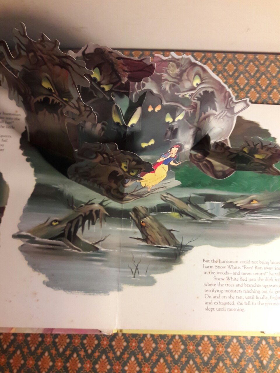 Snow White and the Seven Dwarfs Pop – Up Book