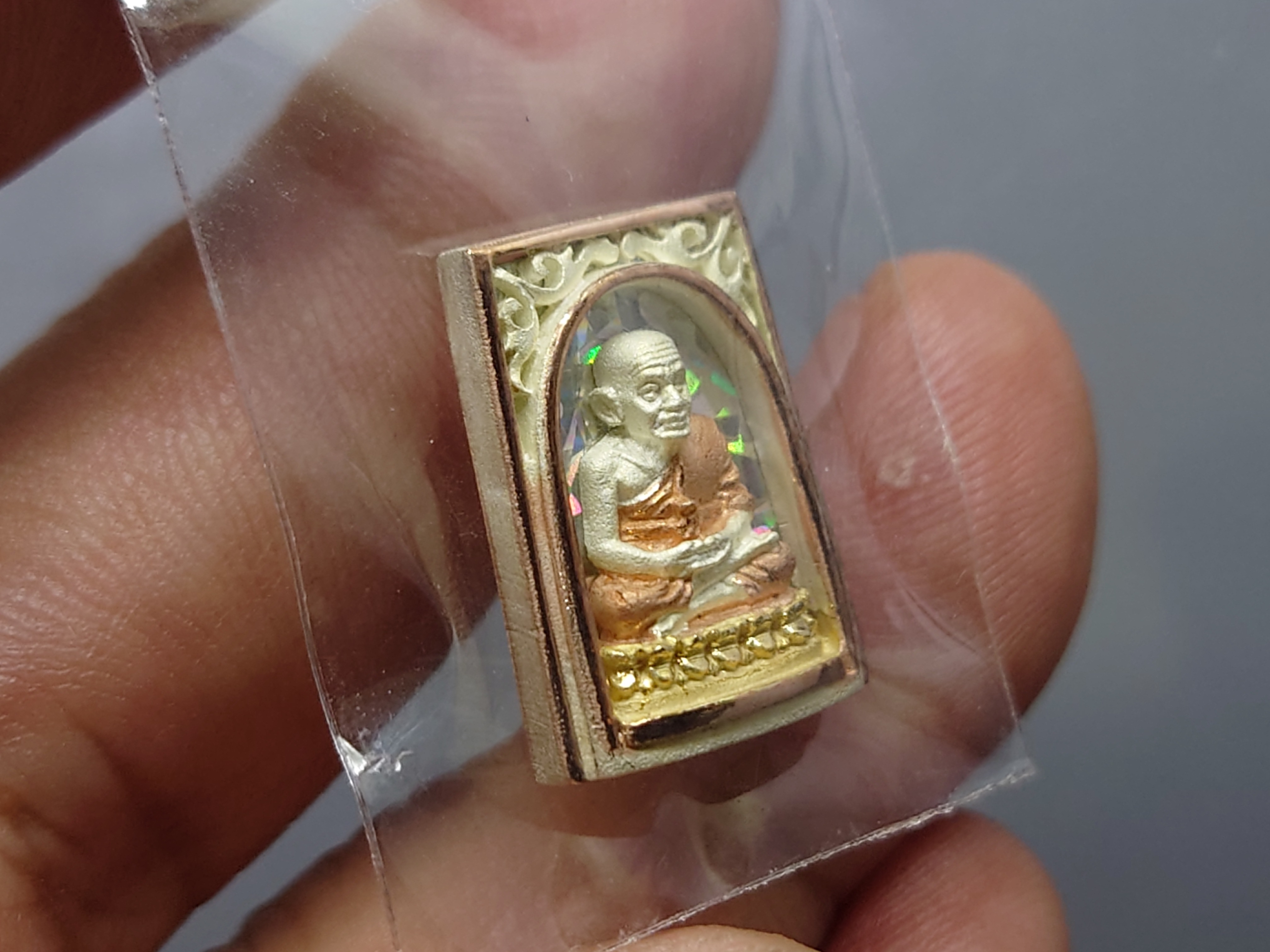 เหรียญหลวงปู่ทวด เนื้อเงิน 3 K รุ่นมงคลบารมี วัดประสาทบุญญาวาส พ.ศ.2545 พิมพ์สี่เหลี่ยม ขนาดสูง 1.8 ซ.ม. พร้อมกล่องเดิม