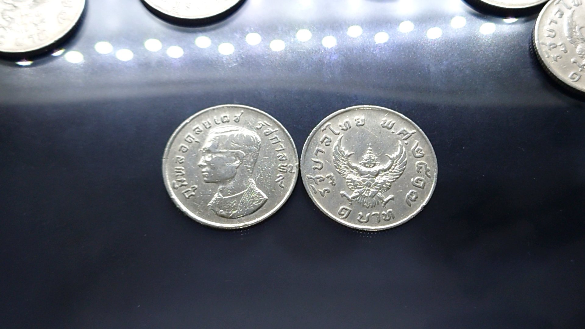เหรียญ 1 บาท หลังครุฑ ปี 2517 สวยมีขาแว่น ผ่านใช้ ผ้านล้าง