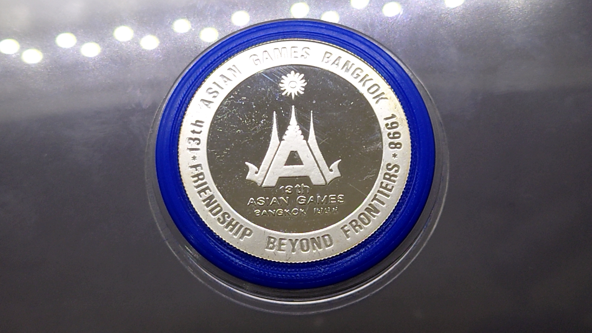 เหรียญโลหะเคลือบเงิน ขัดเงา ที่ระลึกเอเชี่ยนเกมส์ ครั้งที่ 13 ขนาด 3.3 เซ็น 2541 พร้อมกล่องเดิม ใบเซอร์