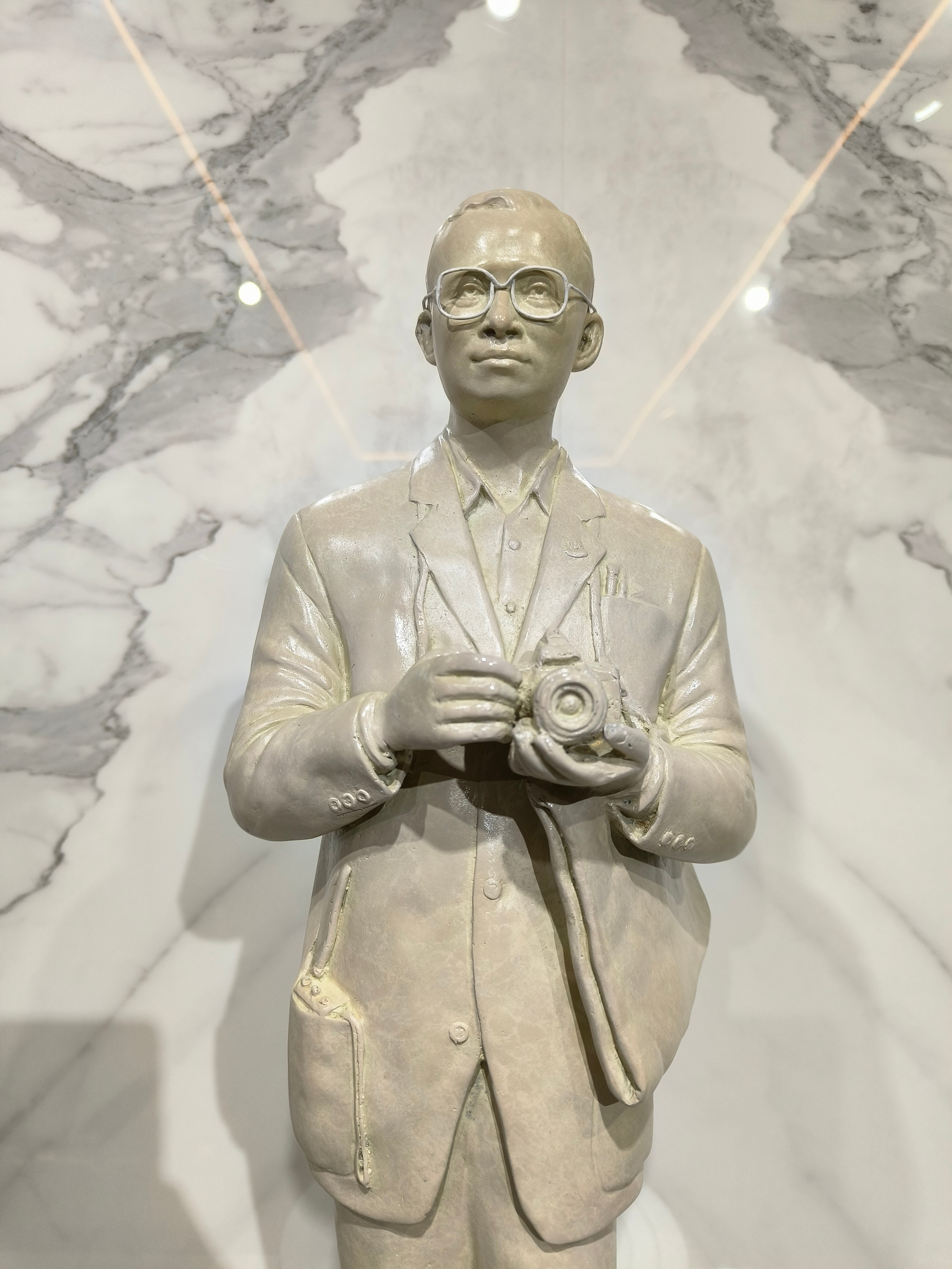 พระบรมรูปหล่อในหลวง รัชกาลที่ 9 รุ่น พ่อหลวงทรงงาน (ถือกล้องถ่ายรูป) หน้าตัก 9 นิ้ว