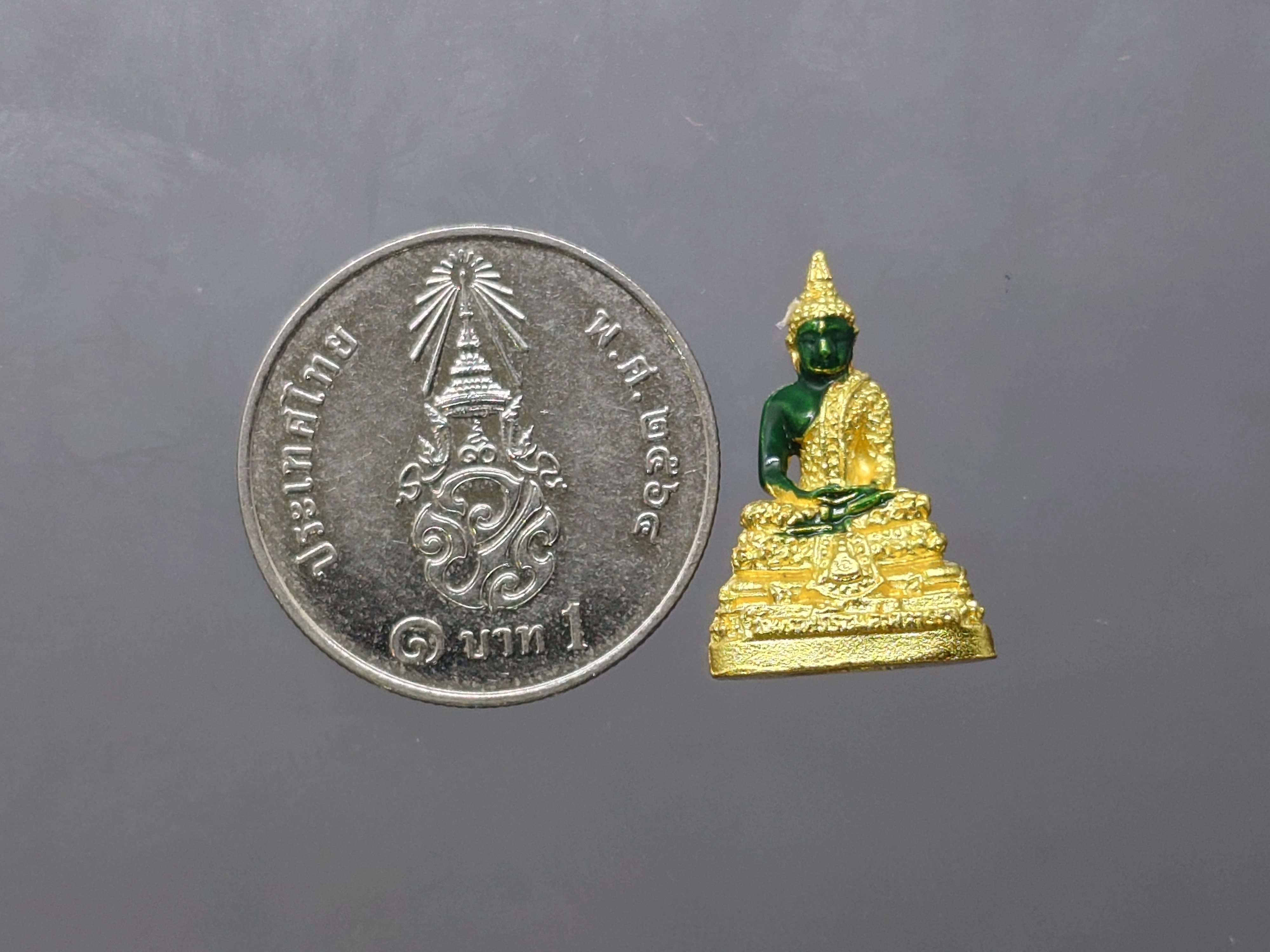 พระแก้วมรกต ทรงฤดูฝน (พิมพ์เล็ก ขนาดสูง 18มิล) เนื้อโลหะเคลือบสีเขียว เครื่องทรงชุบทอง สำนักพระราชวัง สร้าง พุทธาภิเษก ณ วัดพระศรีรัตนศาสดาราม พ.ศ.2547 รับประกันแท้