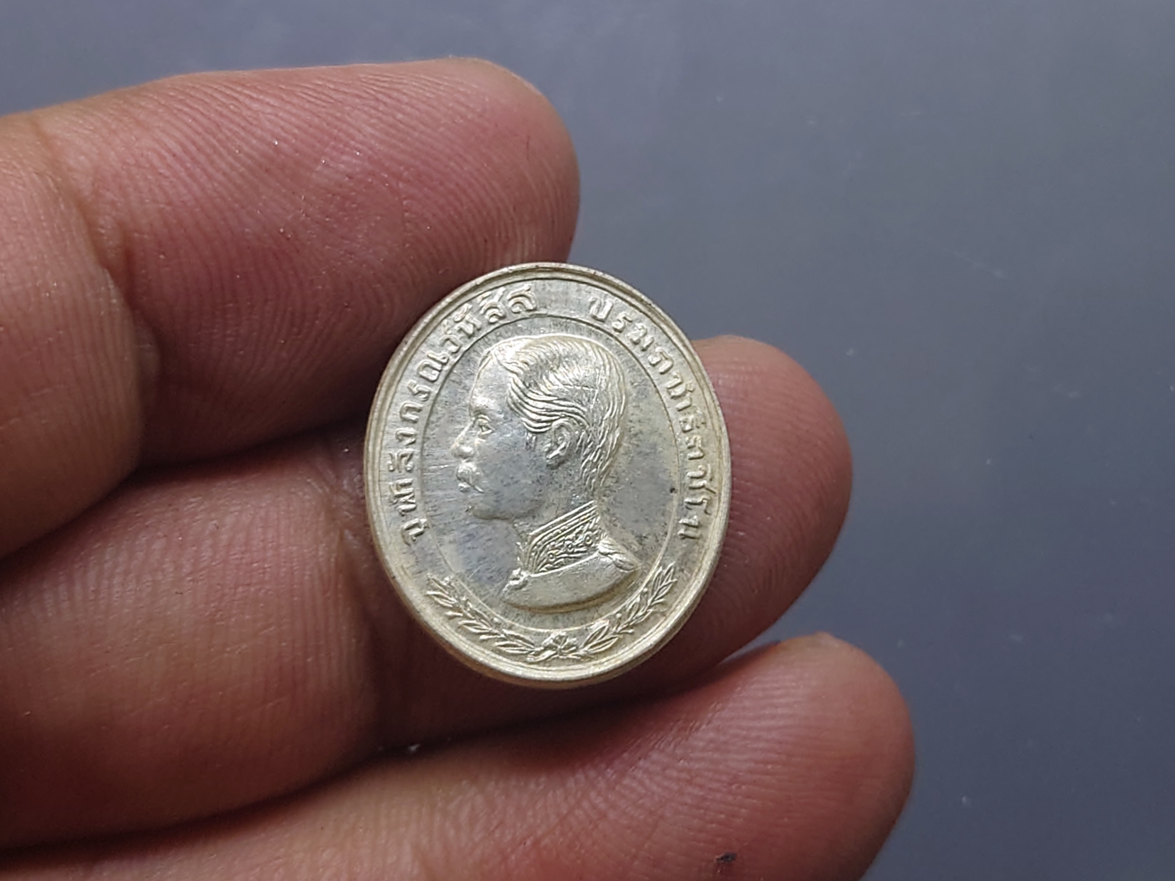 เหรียญเทิดพระเกียรติ ร5 ทรงยินดี รุ่นแรก หลวงพ่อเปิ่น วัดบางพระ เสาร์ 5 เนื้อเงิน พิมพ์เล็ก ขนาด 2 เซน (พร้อมกล่องเดิม) พศ 2535