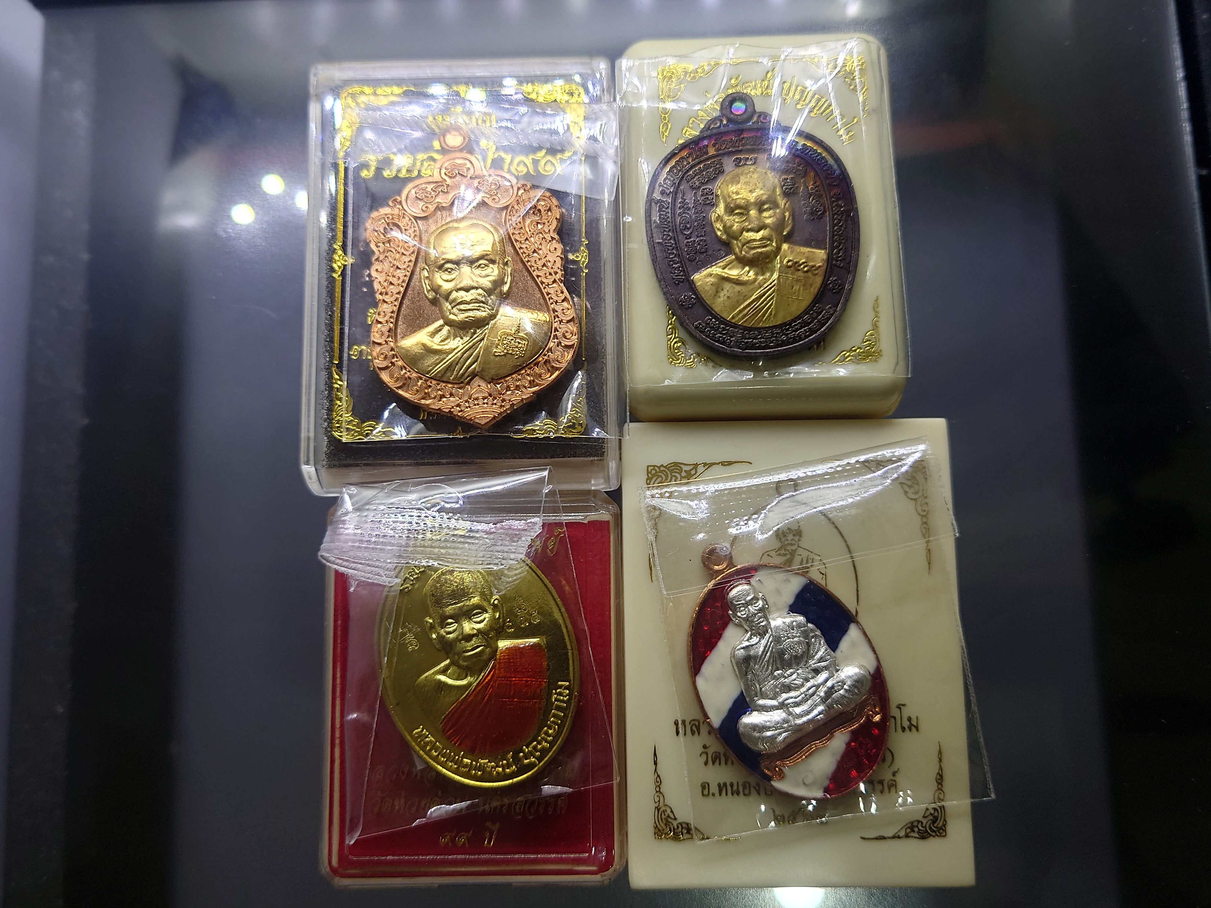ชุด 4 เหรียญ 4 รุ่น หลวงพ่อพัฒน์ วัดห้วยด้วน พร้อมตลับเดิม รับประกันแท้