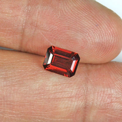**ขายแล้ว**สปิเนลสีส้มแดง (Spinel) 1.36 กะรัต รูปเหลี่ยมมรกต รูปร่างดี
