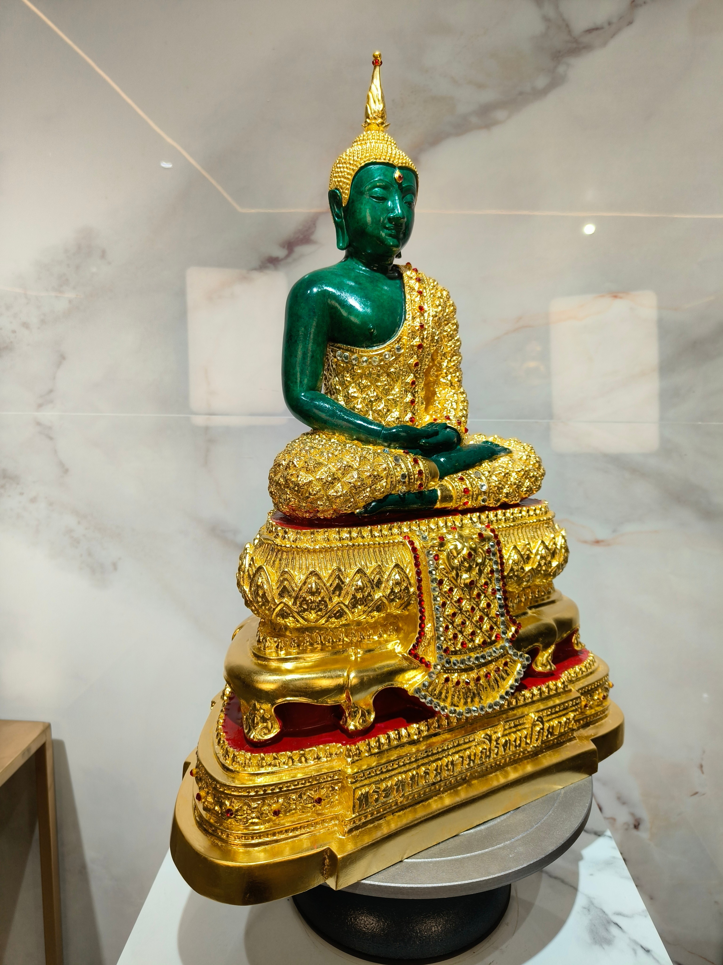 พระพุทธรูป พระแก้วมรกต ทรงเครื่องฤดูฝน หน้าตัก 9 นิ้ว