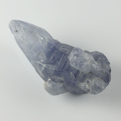 **ขายแล้ว**ผลึกไพลิน (Blue Sapphire Crystal) 19.51 กะรัต ผลึกรูปร่างแปลก สีน้ำเงินหวาน