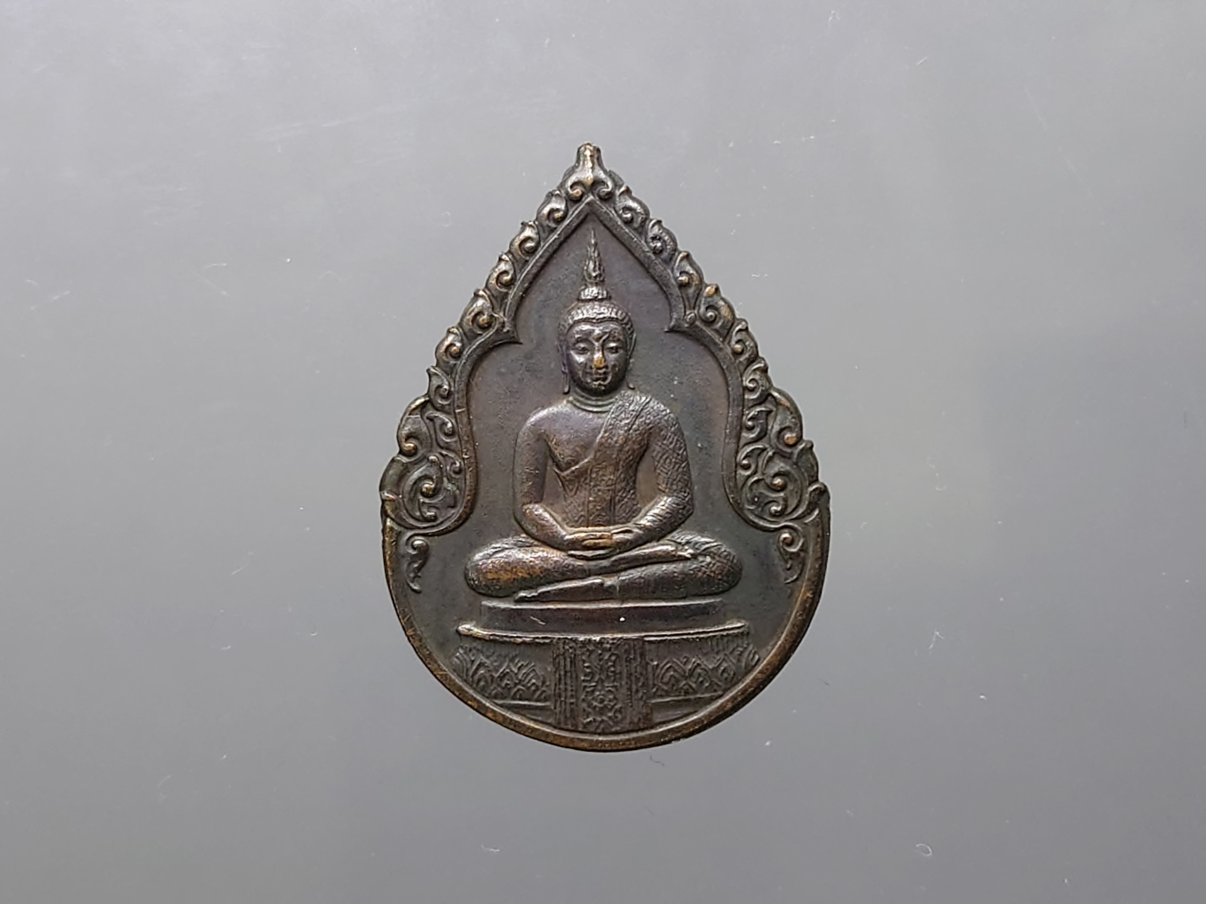 พระแก้วมรกต รุ่นแรก ทรงฤดูฝน เนื้อทองแดง หลัง ภปร ฉลองวัดพระศรืๆ (ด้านหลังไม่มีราชศรัทธา) ปี2525