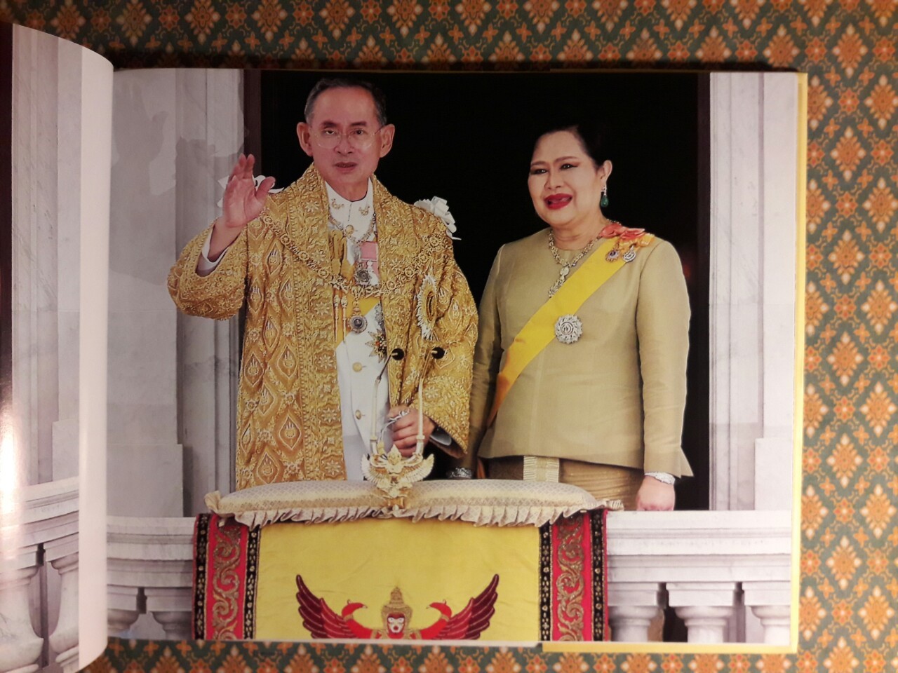 พระราชพิธีศุภมงคล ฉลองสิริราชสมบัติครบ 60 ปี (ฉบับสองภาษาไทย-อังกฤษ)