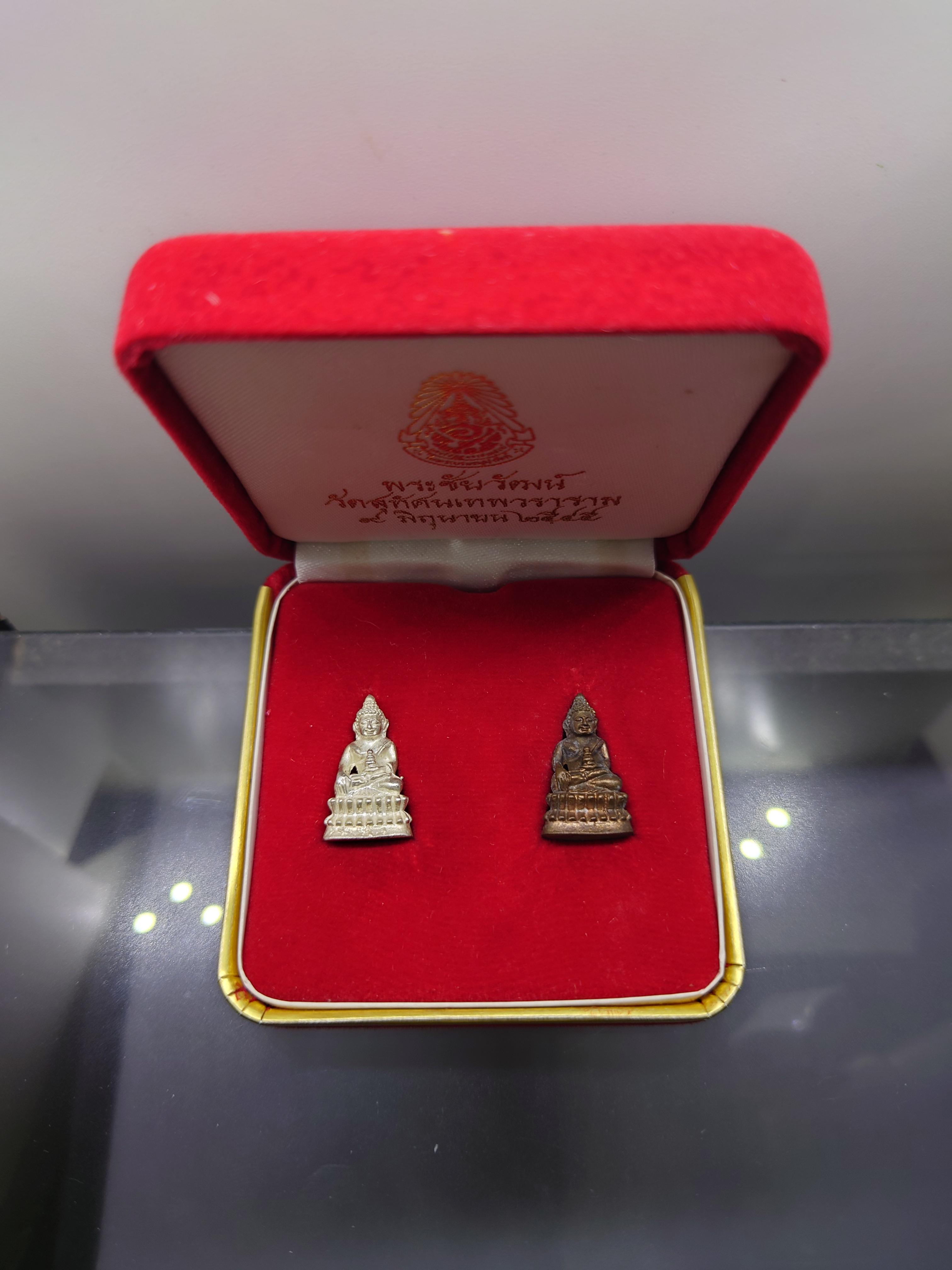 พระชัยวัฒน์ เนื้อเงิน และ เนื้อนวะโลหะ วัดสุทัศน์เทพวราราม ปี2545 พร้อมกล่องเดิม