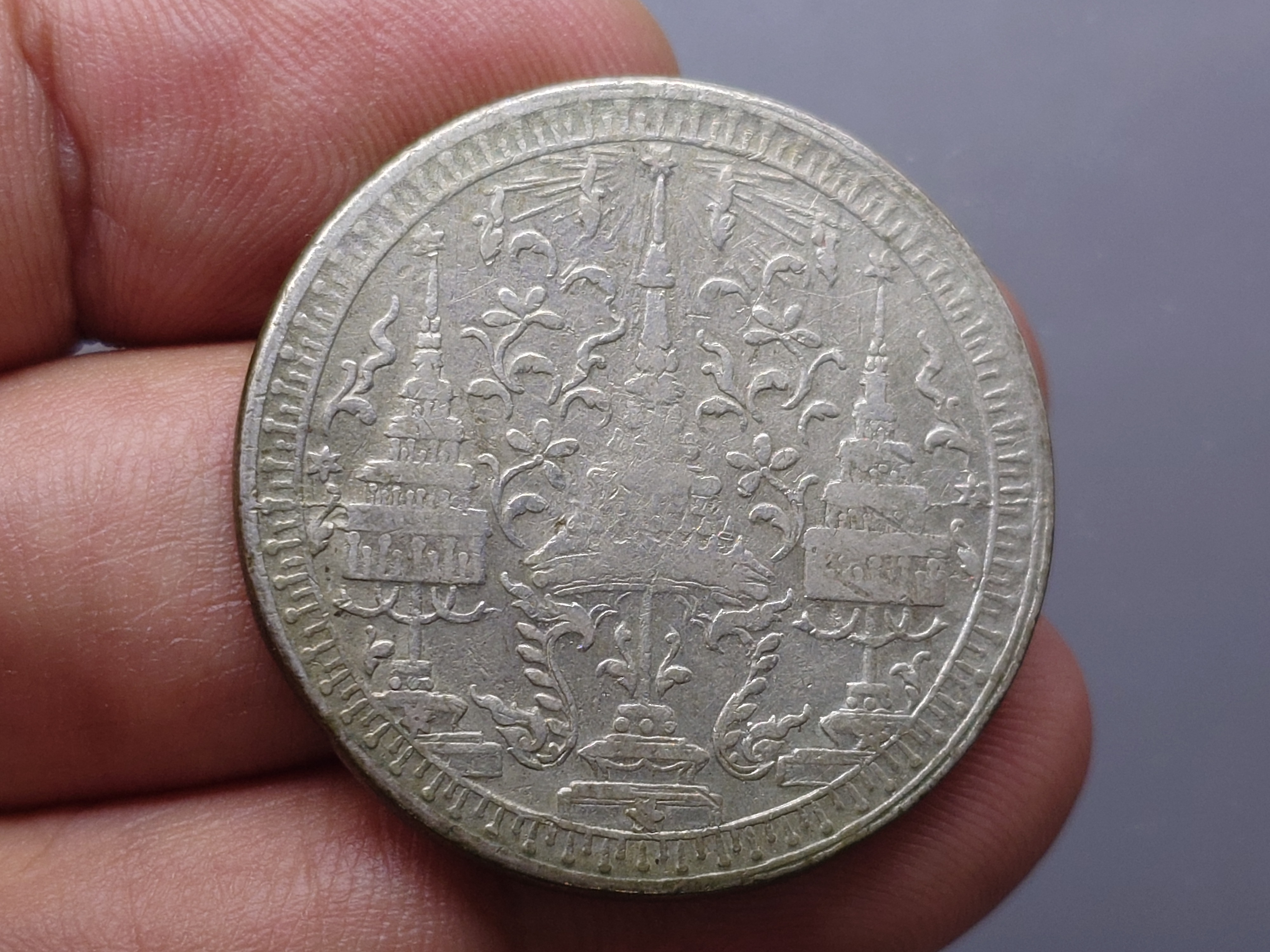 เหรียญบาทเงินพระมหามงกุฎ-พระแสงจักร รัชกาลที่4 พ.ศ.2403 ผ่านใช้