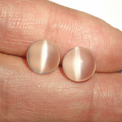 มูนสโตนตาแมว หรือ มุกดาหารตาเเมว (Cat's eye Moonstone) น้ำหนักรวม 6.12 กะรัต สีขาว เนื้อเนียน มีตาเเมว มาเป็นคู่