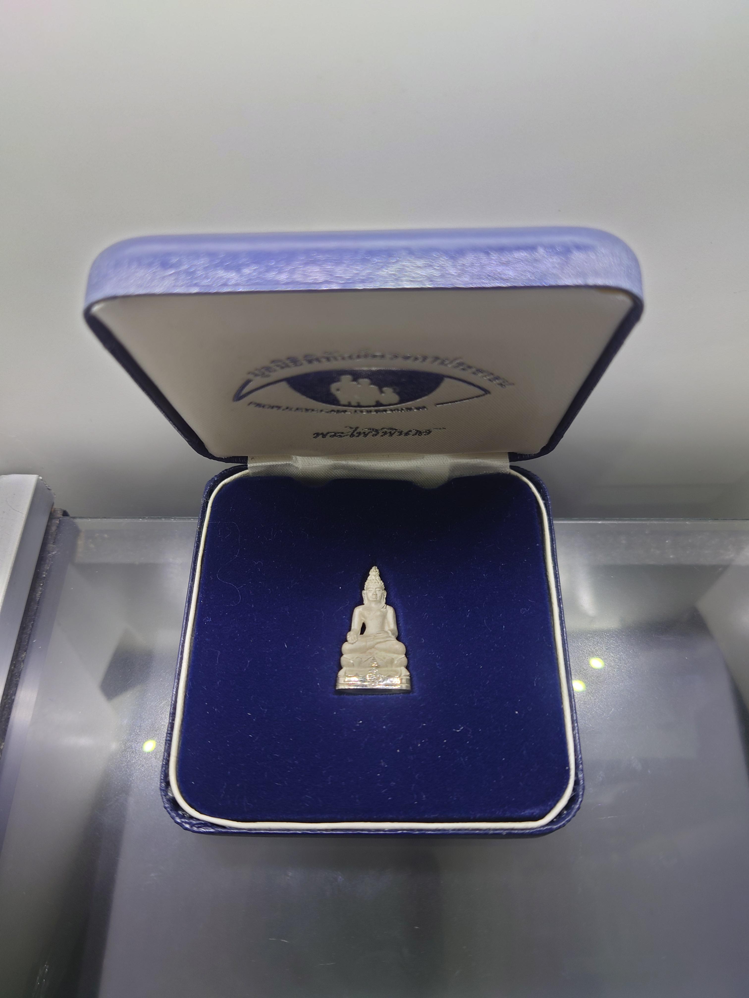 พระกริ่ง พระไพรีพินาศ ญสส. เนื้อเงิน ฉลองทรงครองราช 50 ปี มูลนิธิพิทักษ์ดวงตาประชาชน สร้าง พ.ศ.2539 พร้อมกล่องเดิม