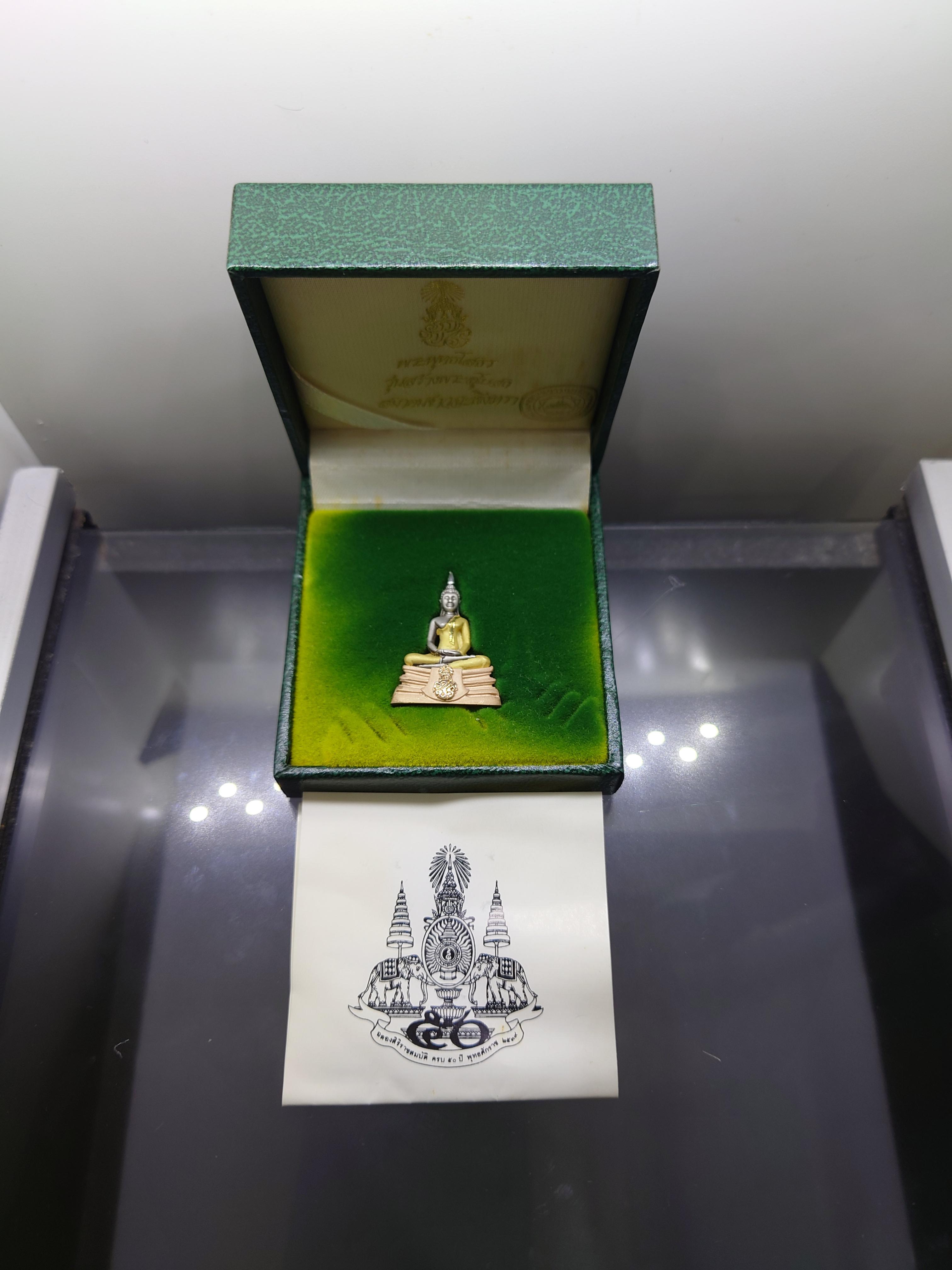 พระพุทธโสธร เนื้อเงินสามกษัตริย์ รุ่นสร้างพระอุโบสถ ขนาดสูง 3 เซ็น ปี 2539 พร้อมกล่องเดิม ใบเซอร์