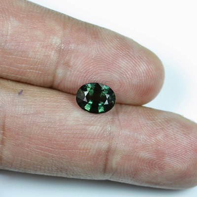**ขายแล้ว**เขียวส่อง (Green Sapphire) 1.65 กะรัต สีเขียวเข้ม ประกายดี พลอยบางกะจะ