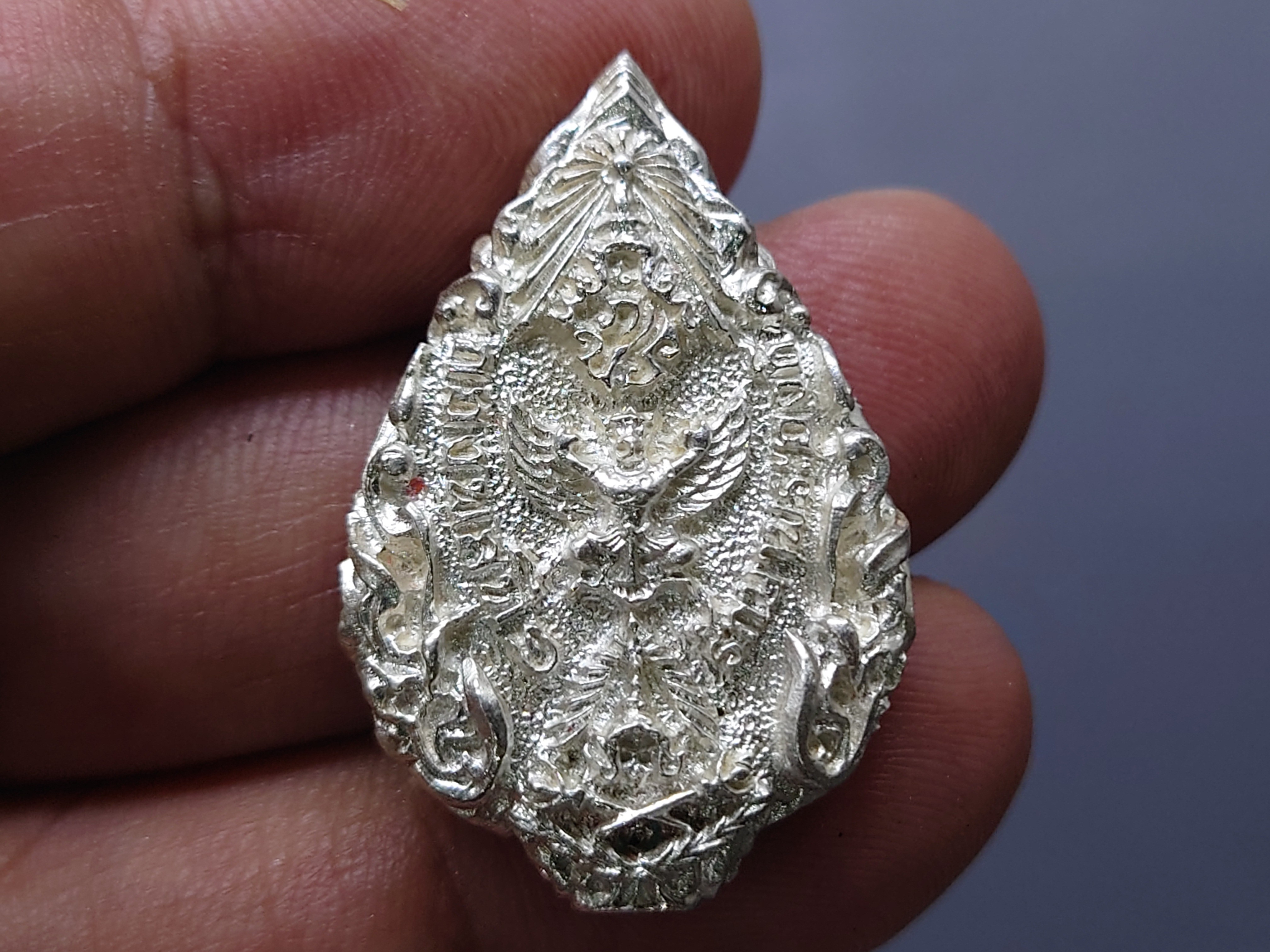 เหรียญในหลวงทรงผนวช เหรียญหล่อฉีด เนื้อเงิน พิมพ์หยดน้ำ สร้างโดยกองพลที่ 1 รักษาพระองค์ หลวงปู่โต๊ะ หลวงปู่ทิม ร่วมปลุกเสก ปี 2517 พร้อมบัตรรับรองพระแท้