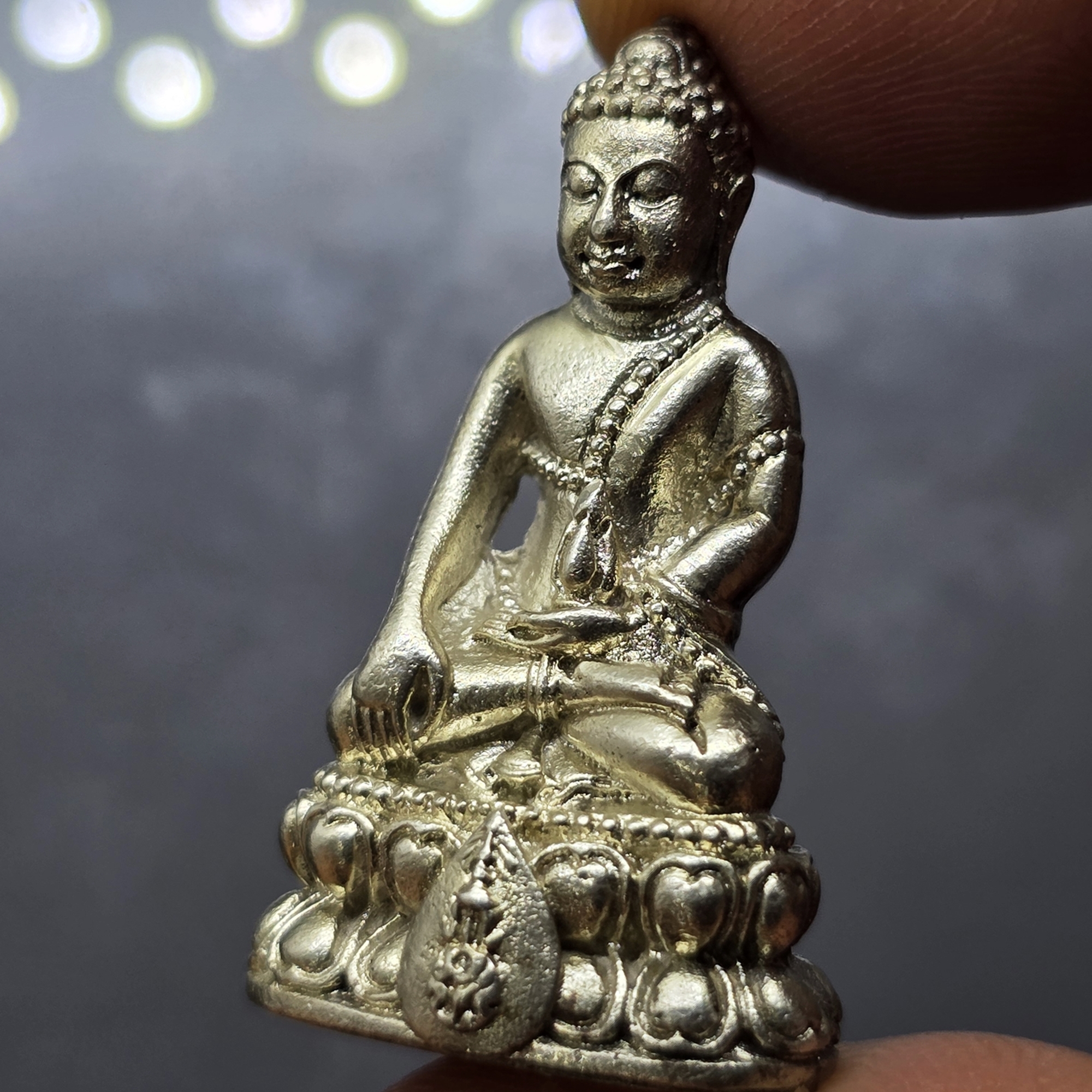 พระกริ่งนวปทุม ภปร เนื้อเงิน พ.ศ.2535 พร้อมกล่องเดิม รับประกันแท้ นิยม สร้างน้อย หายาก