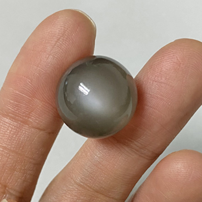 มูนสโตน หรือ มุกดาหาร (Moonstone) 22.95 กะรัต สีเทาอมน้ำตาล ทรงกลม