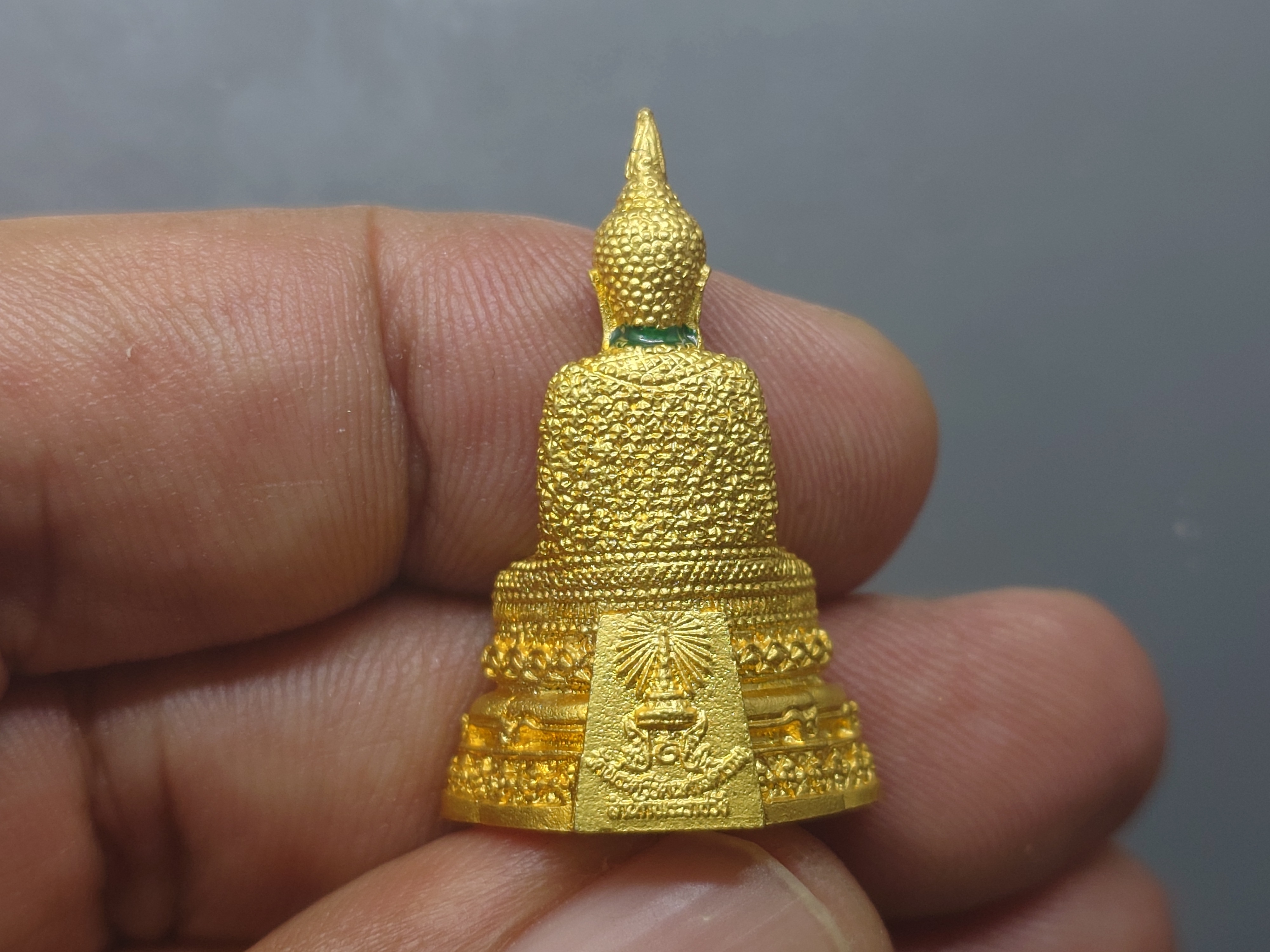 พระแก้วมรกต ทรงเครื่องฤดูหนาว เนื้อโลหะเคลือบสีเขียว เครื่องทรงชุบทอง ขนาดสูง 3 เซน สำนักพระราชวัง สร้าง พุทธาภิเษก ณ วัดพระศรีรัตนศาสดาราม พ.ศ.2547 พร้อมตลับเดิม