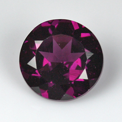 **ขายแล้ว**โกเมนสีม่วงหรือโรโดไลท์ (Rhodolite Garnet) 0.99 กะรัต ม่วงเข้ม รูปร่างดี