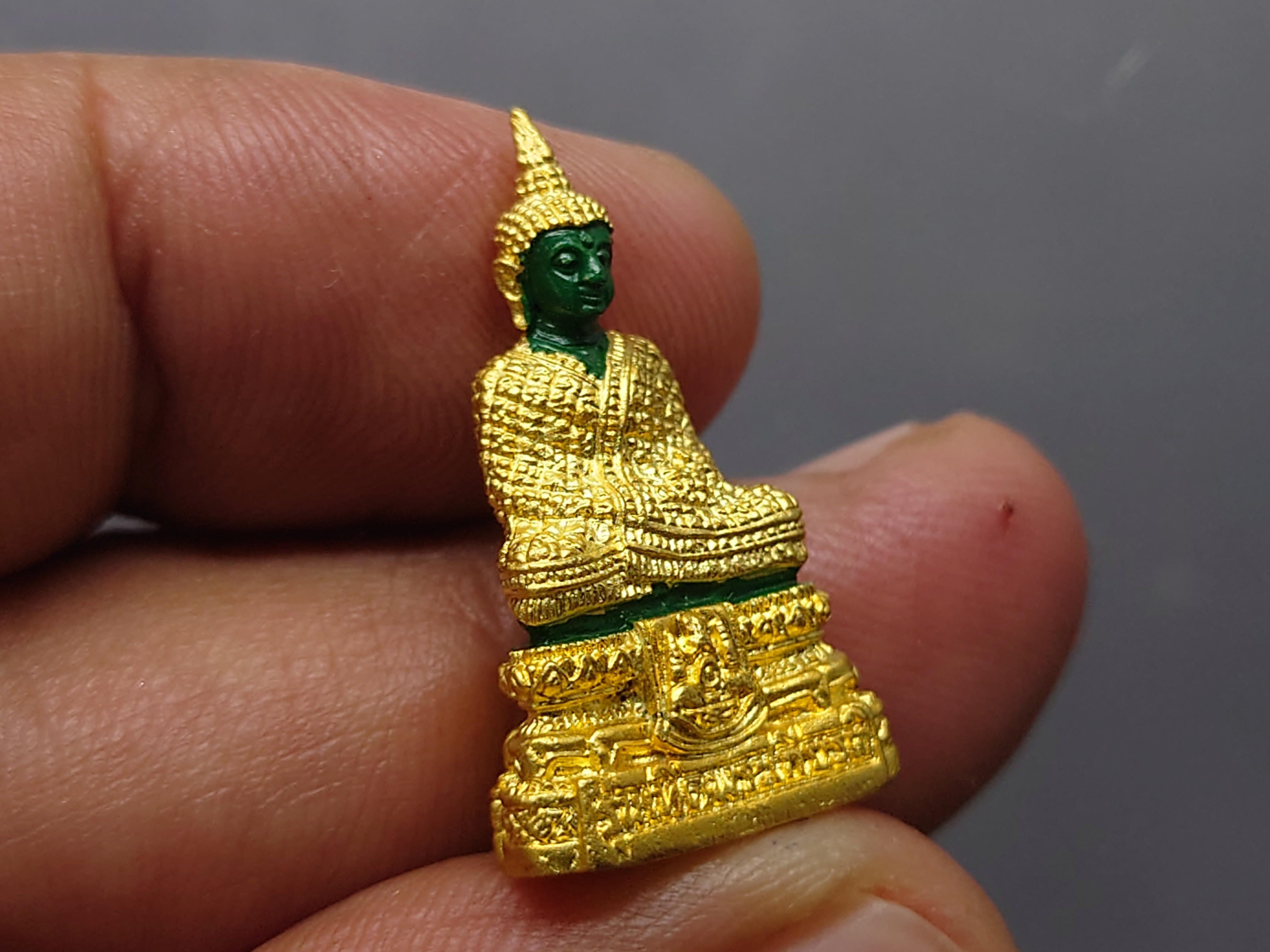 พระแก้วมรกต 3 ฤดู รุ่นเทอดพระเกียรติ เนื้อโลหะเคลือบเขียว เครื่องทรงชุบทอง มหาพุทธาภิเษก ณ วัดพระศรีรัตนศาสดาราม ปี2540 พร้อมกล่องเดิม หายาก นิยม