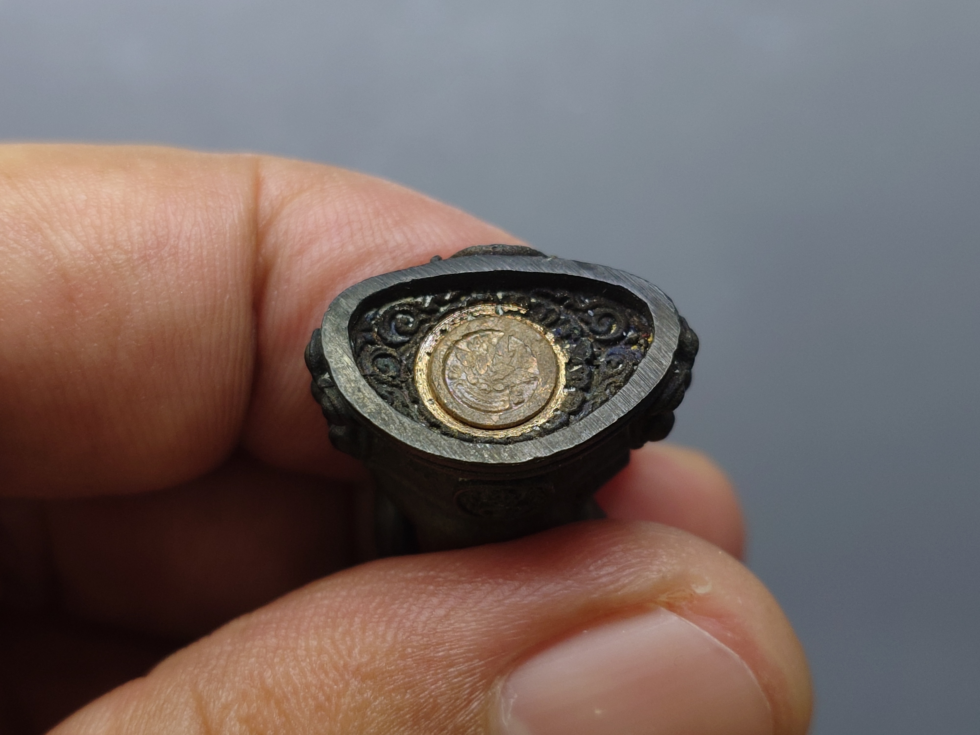 พระกริ่งคุ้มเกล้า เนื้อนวะโลหะ พ.ศ.2522 สภาพสวย หายาก รับประกันแท้ พร้อมกล่องเดิม