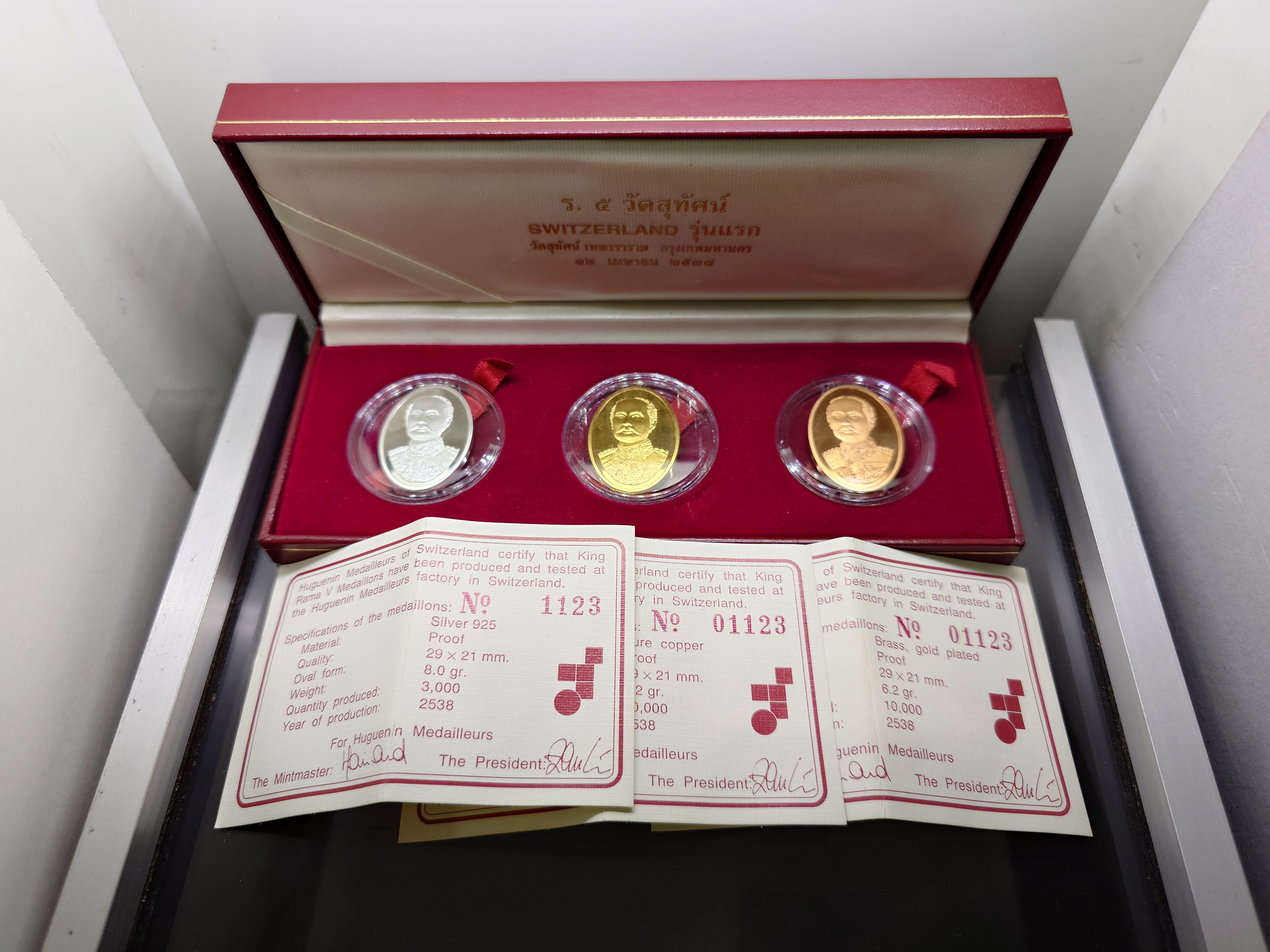 เหรียญพระรูปรัชกาลที่5 บล็อกนอก ฮูกานิน สวิส รุ่นแรก หลังเสาชิงช้า (เนื้อเงิน ทองเหลืองชุบทอง ทองแดง) วัดสุทัศนเทพวราราม พ.ศ.2538 พร้อมกล่องเดิม ใบรับรอง