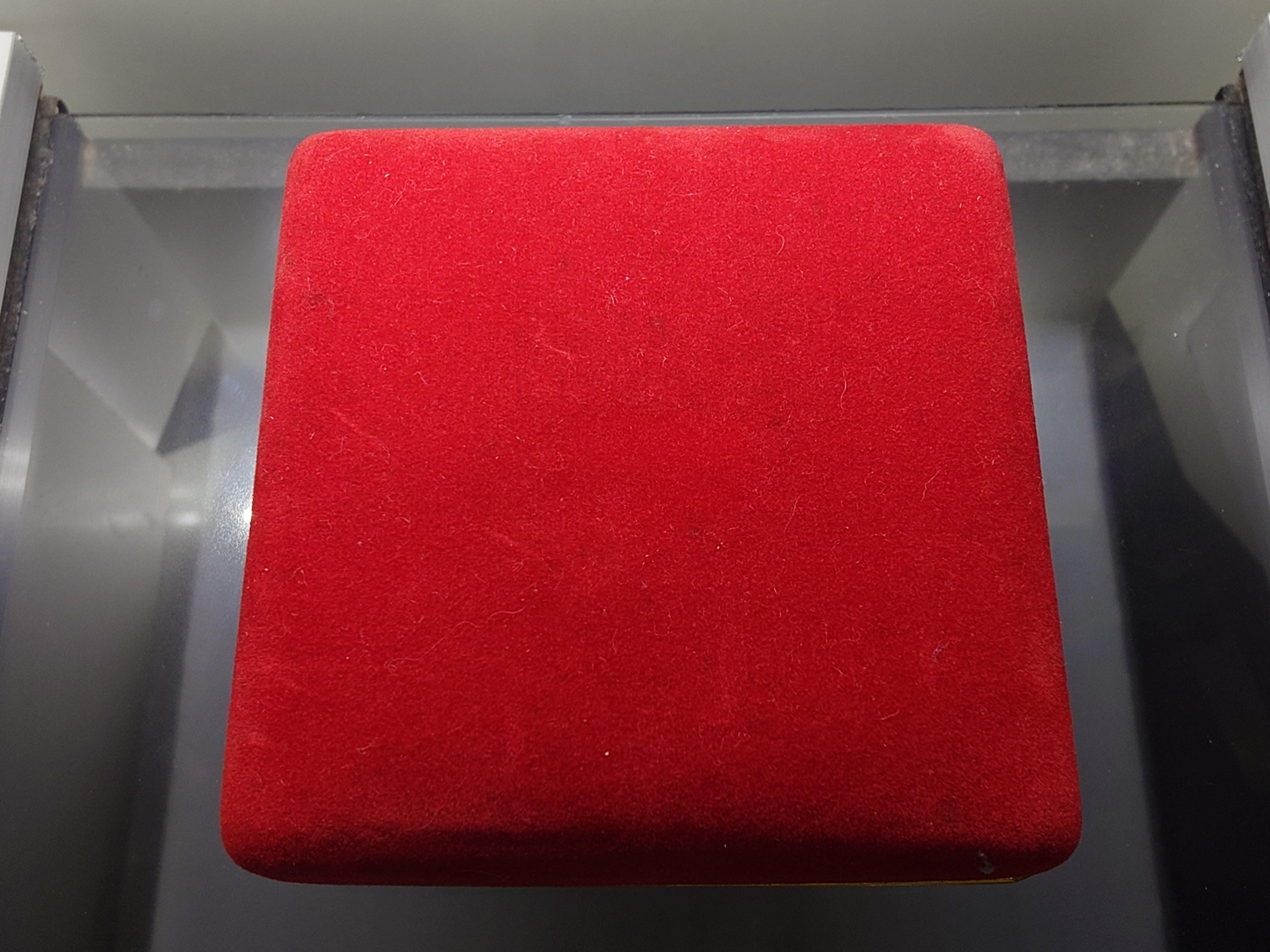 เหรียญสมเด็จพระปิยะมหาราช เพื่อตั้งทุนอุดมศึกษา เนื้อเงินและทองแดง พิธีพุทธาภิเษก ณ พระอุโบสถวัดสุทัศน พ.ศ.2532 พร้อมกล่องเดิม