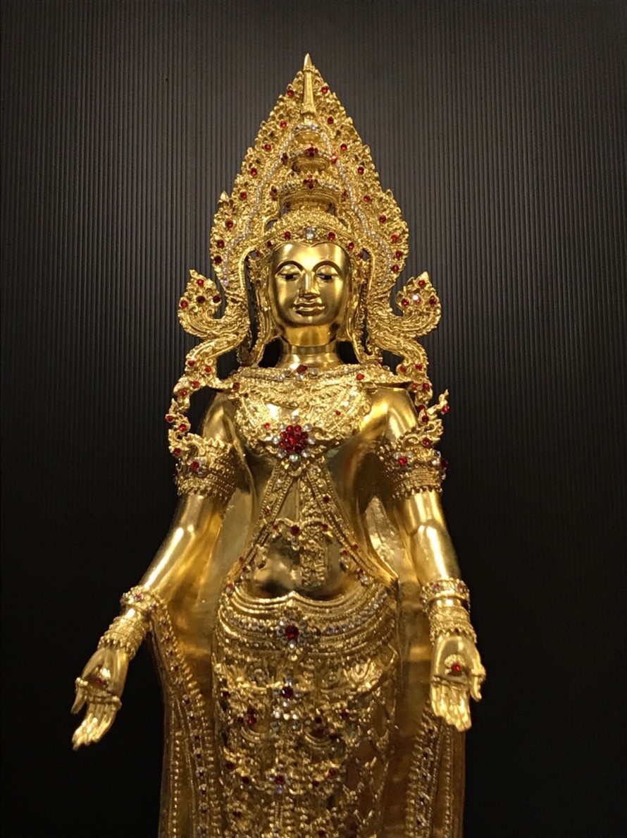 พระพุทธมหาจักรพรรดิ ปางเปิดโลก สูง 32 นิ้ว ปิดทอง ติดคริสตัล วัดกษัตราธิราชวรวิหาร จ.อยุธยา