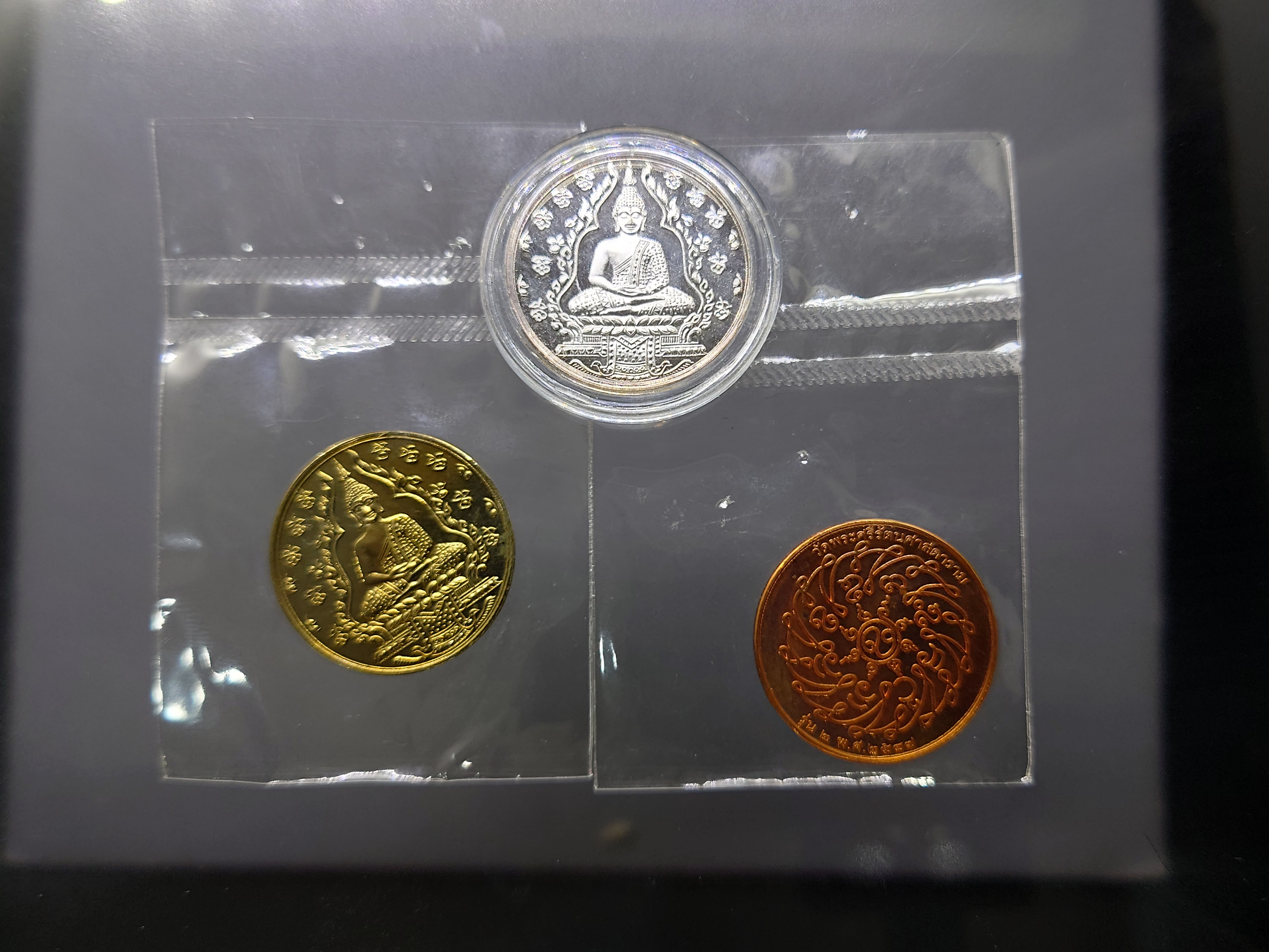 พระแก้วมรกต รุ่น2 (ครบชุด เนื้อเงิน อัลปาก้า ทองแดง ขัดเงา) สร้างโดยสำนักพระราชวัง พิธีพุทธาภิเษก ณ วัดพระศรีรัตนศาสดาราม ปี 2547 ไม่ผ่านใช้ ตลับเดิม ซองเดิม