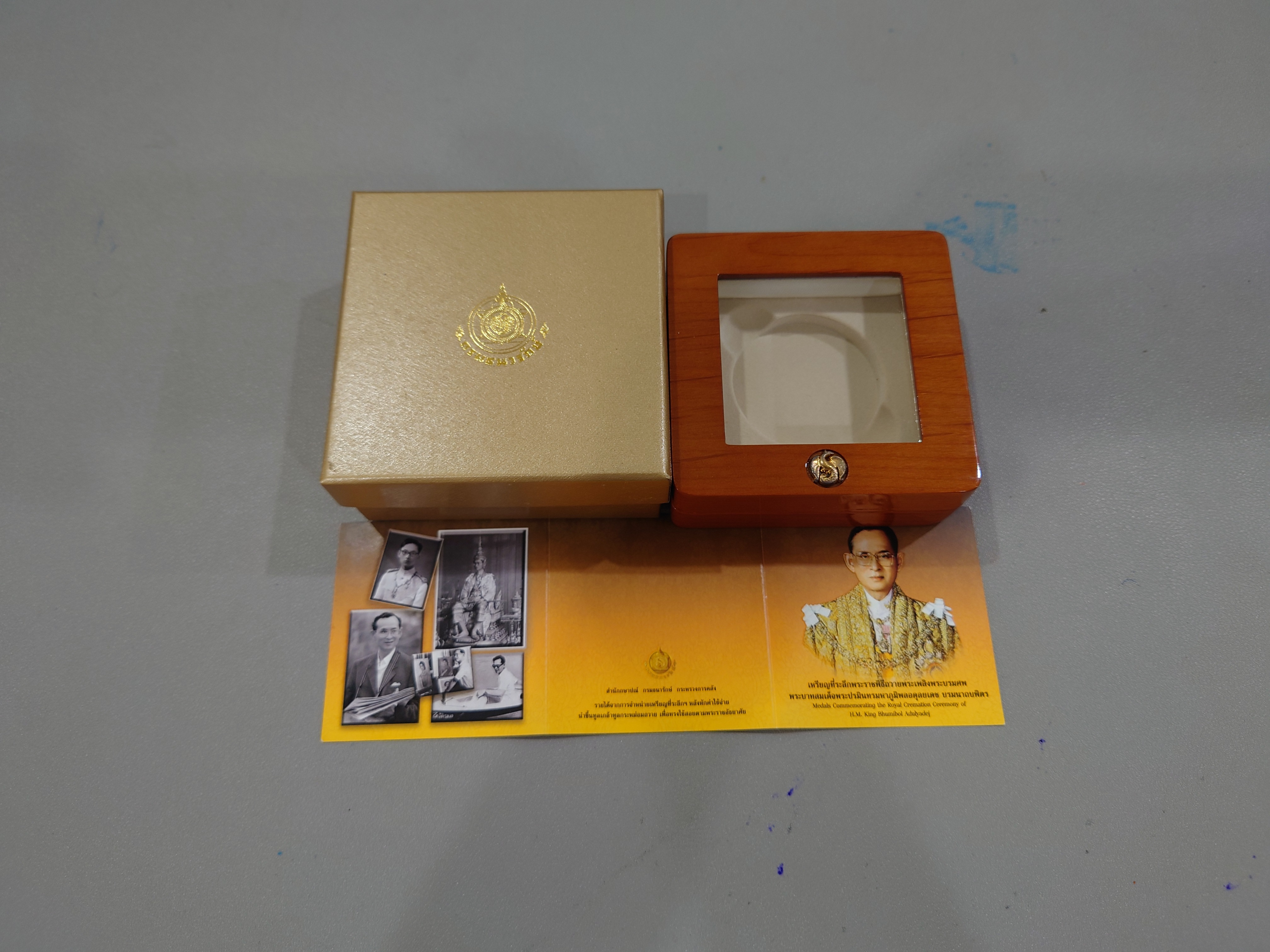 กล่องไม้ฝาใส ตรงรุ่นสำหรับใส่เหรียญทองคำถวายพระเพลิง ร9 พร้อมใบเซอร์ (หรือใส่เหรียญขนาดตลับวงนอก 4.5 เซน) ผ่านใช้ สภาพสวย 95 %