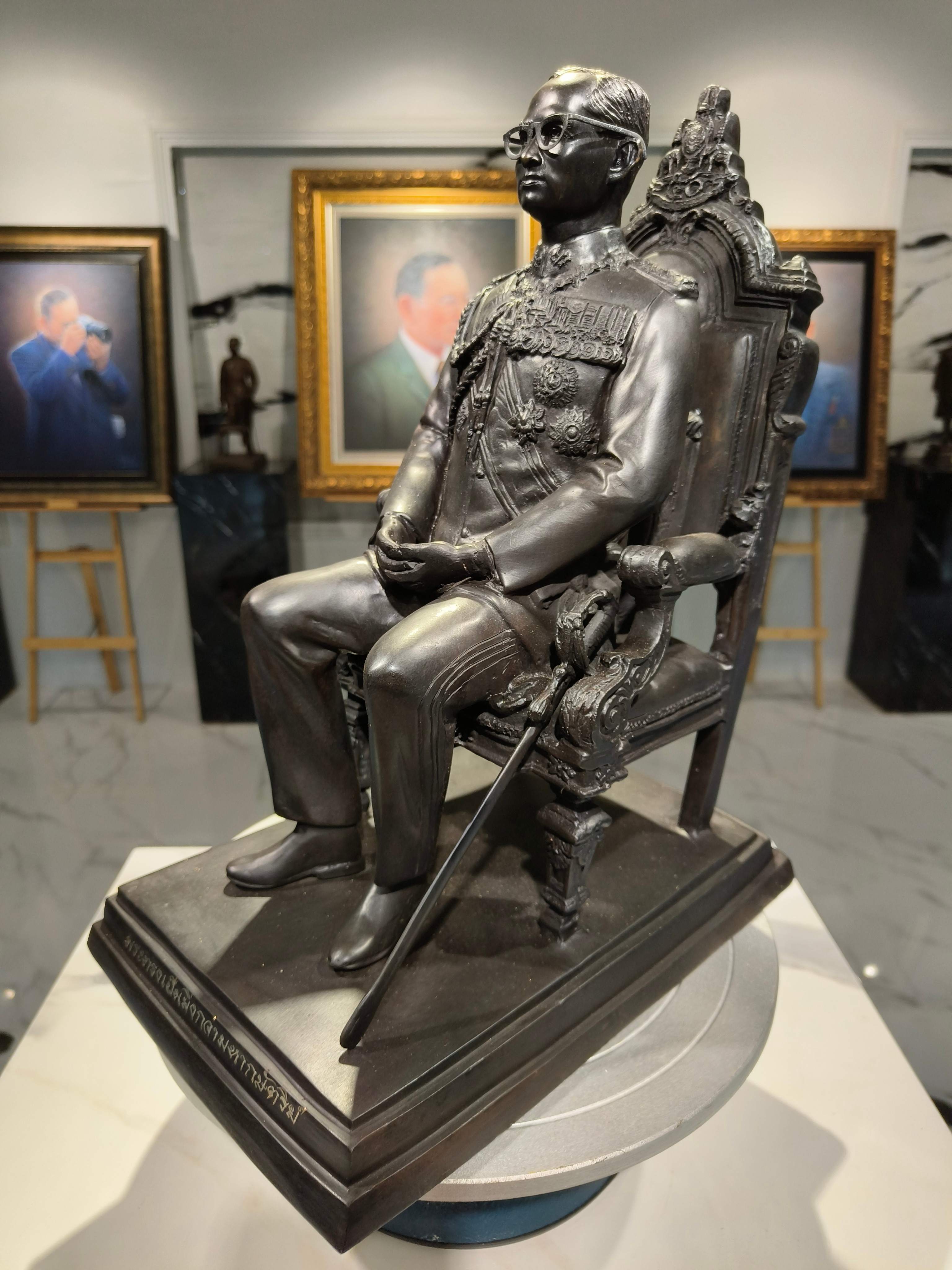 รูปหล่อ ในหลวง รัชกาลที่ 9 ร.9 นั่งบัลลังก์ หน้าตัก 9 นิ้ว สมโภชพระอารามหลวงครบ 229 ปี วัดอรุณราชวราราม (2539-2540)