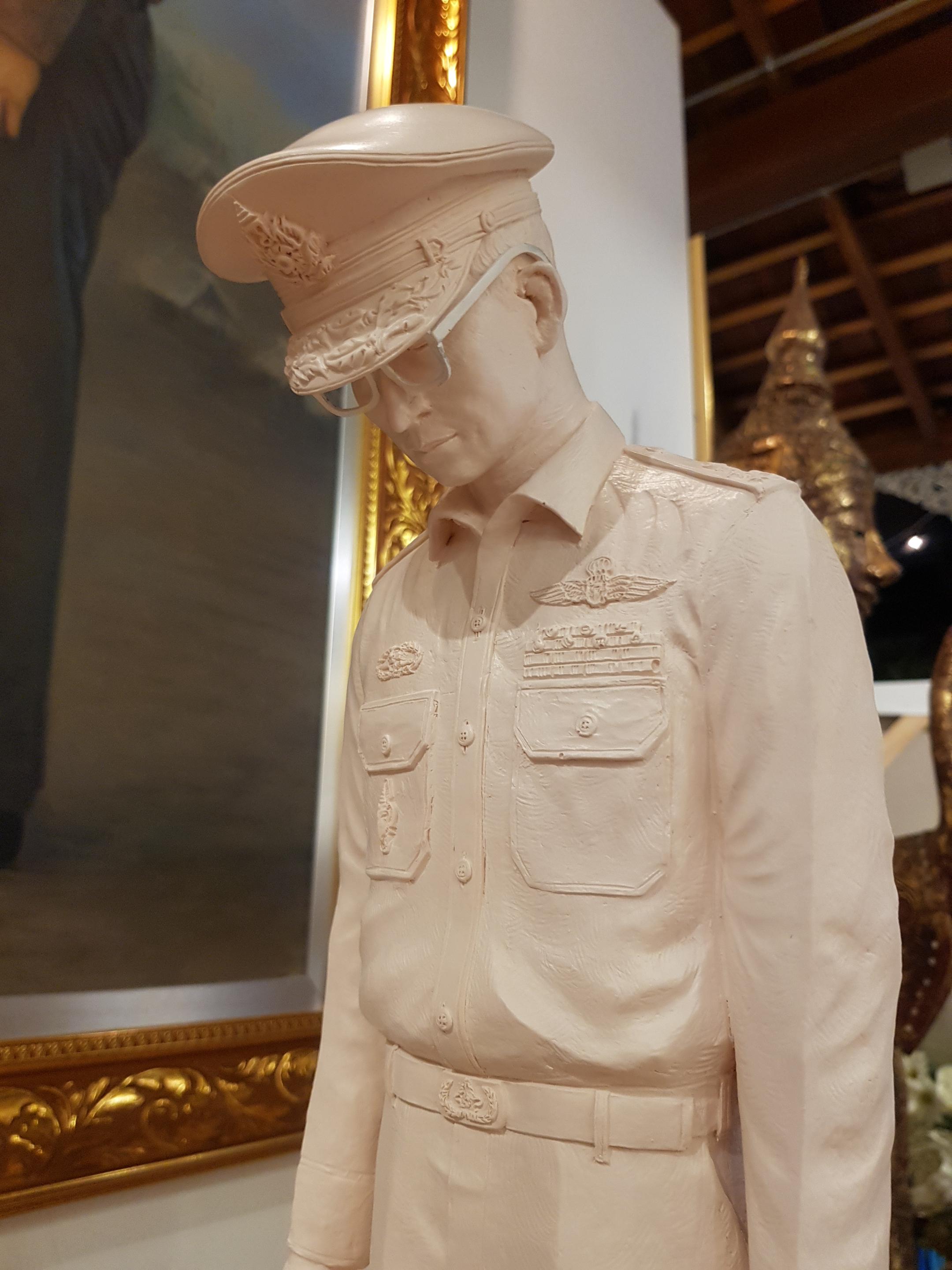 พระบรมรูปหล่อในหลวง รัชกาลที่ 9 รุ่น น้อมกราบพ่อ (เด็กก้มกราบ)