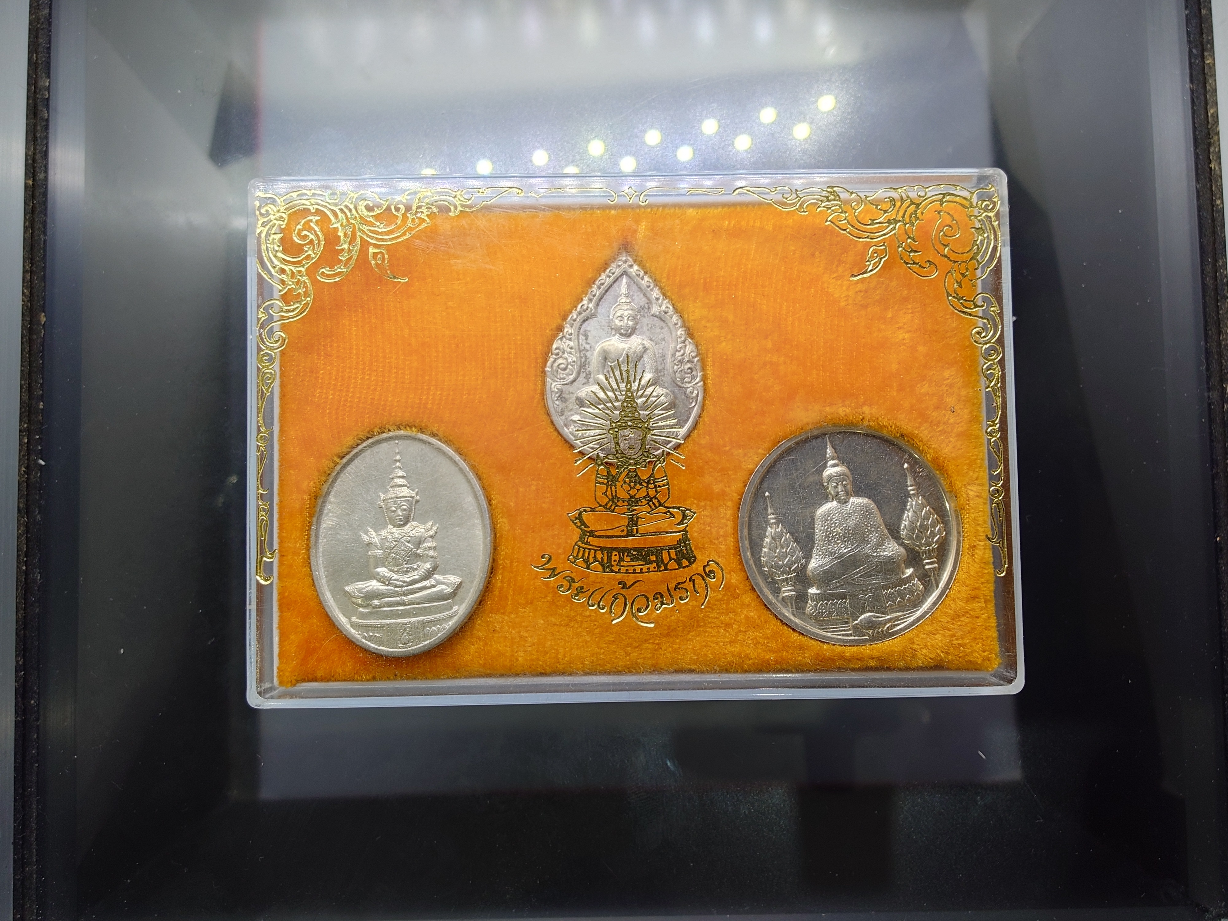 พระแก้วมรกต ภปร รุ่นแรก เนื้อเงิน (ชุด 3 ฤดู) ฉลองวัดพระศรืๆ (ด้านหลัง ไม่มี ราชศรัทธา) พ.ศ.2525 พร้อมกล่องเดิม