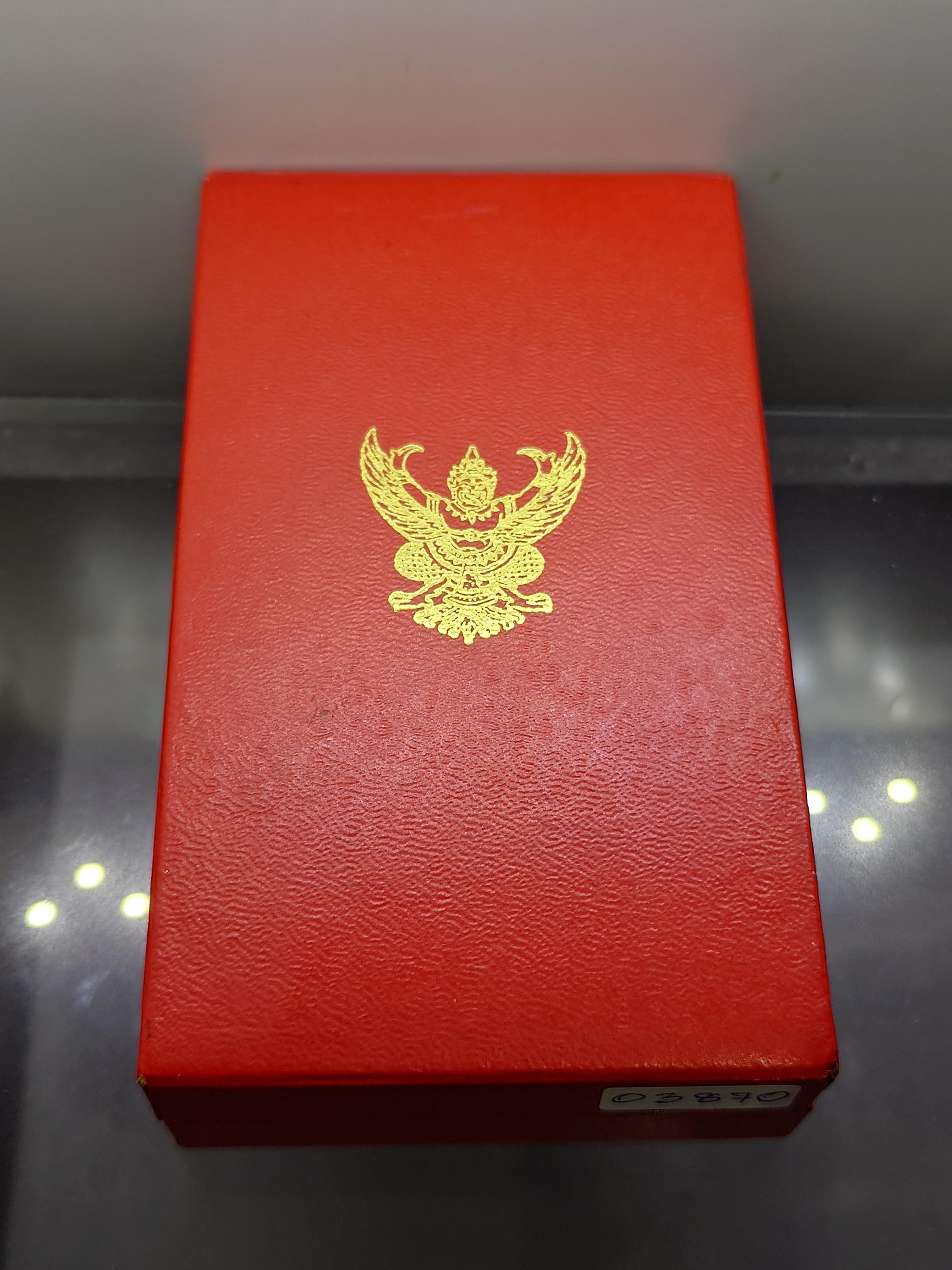 เครื่องราชอิสริยาภรณ์อันเป็นที่เชิดชูยิ่งช้างเผือก ชั้นที่6 เหรียญทองช้างเผือก ร.ท.ช.พร้อมกล่อง