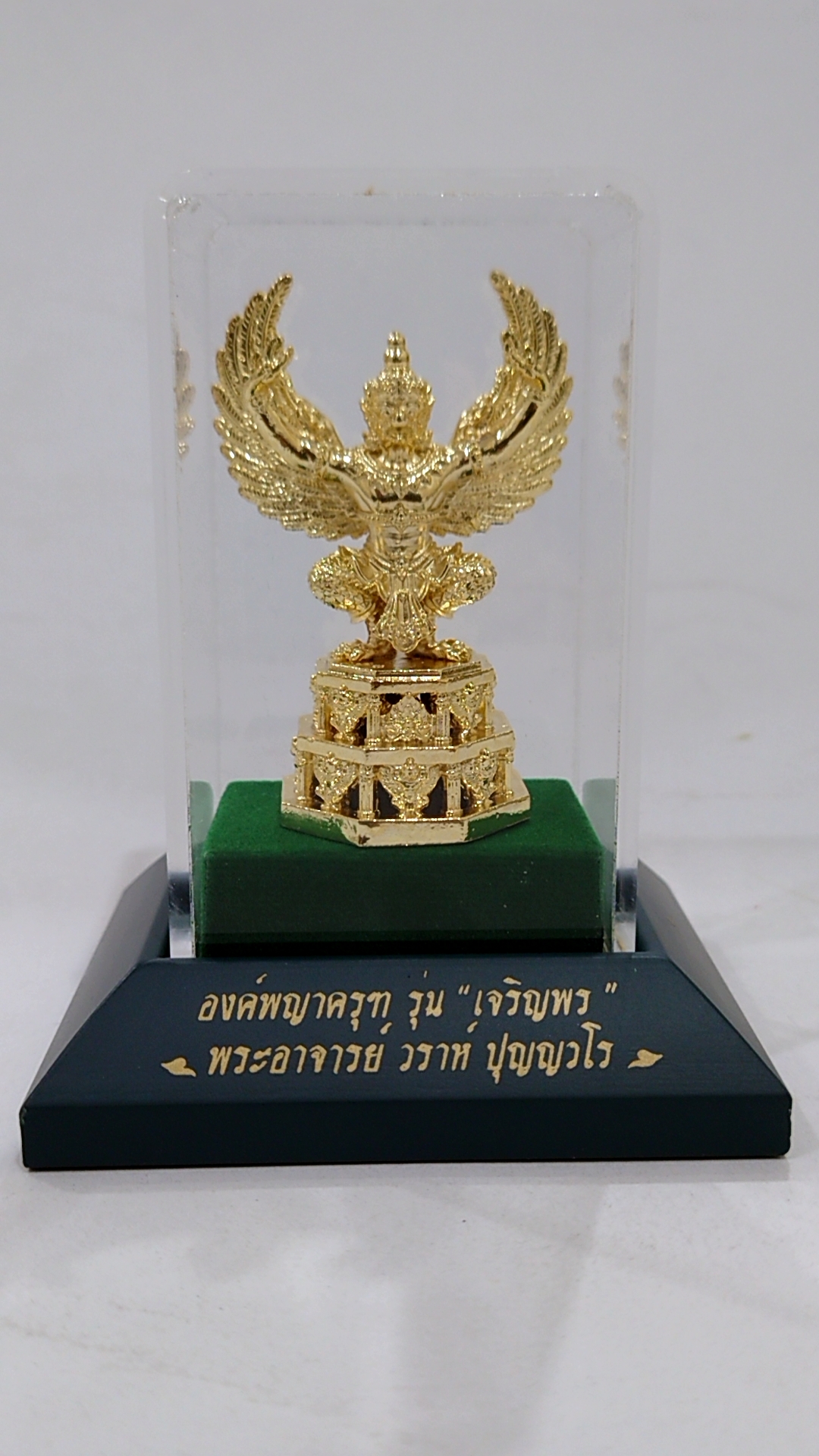 องค์พญาครุฑ รุ่นเจริญพร พระอาจารย์ วราห์ วัดโพธิ์ทอง เนื้อโลหะชุบทอง ขนาดสูงรวมฐาน 4.5 นิ้ว ปี2565
