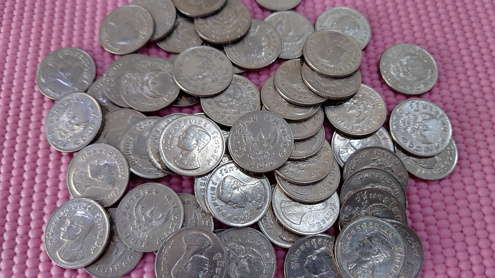 เหรียญ 1 บาท หลังครุฑ ปี 2517 สวยมีขาแว่น ผ่านใช้ ผ้านล้าง