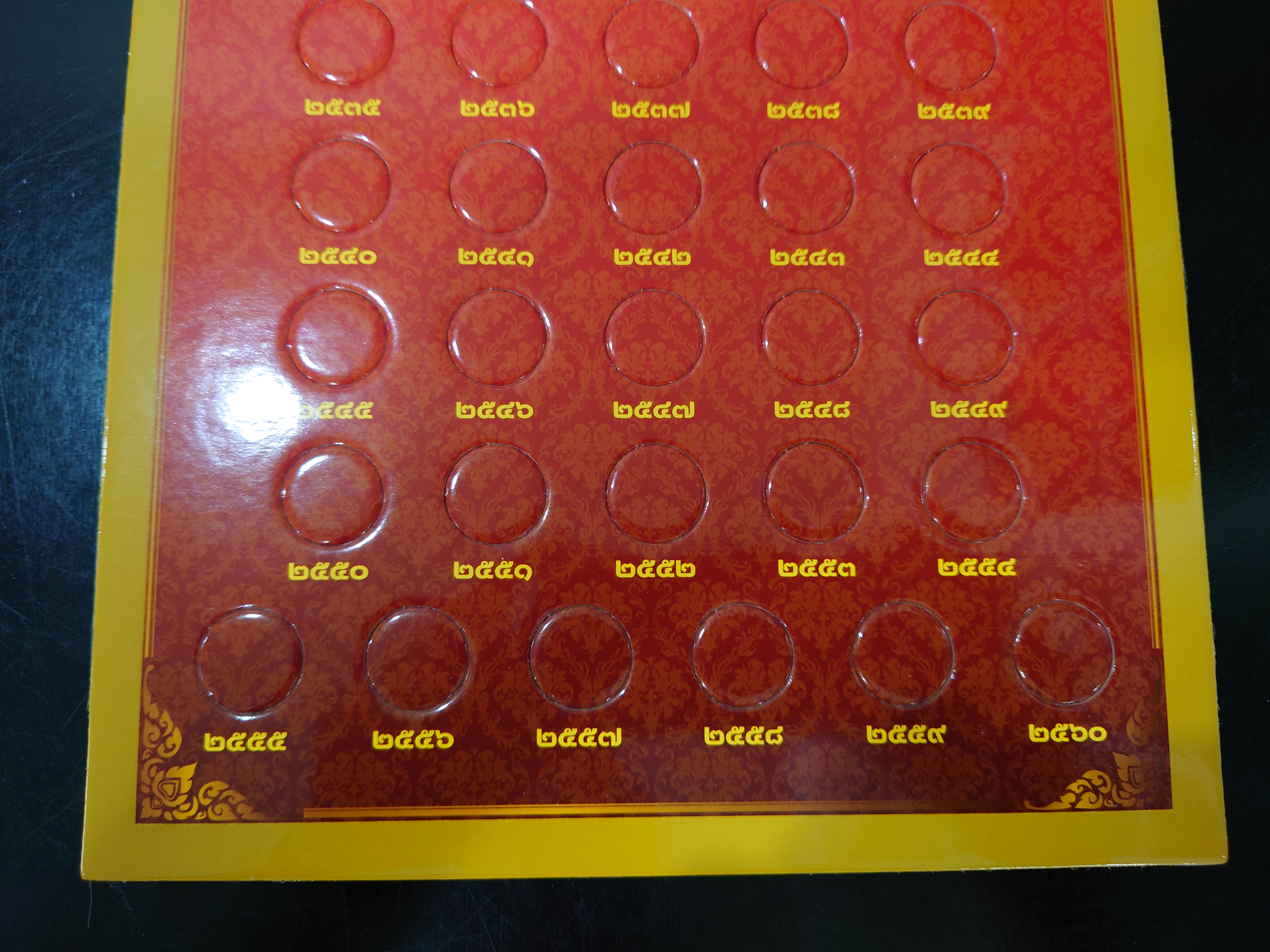 แผงใส่เหรียญ 1 บาท หมุนเวียน รัชกาลที่9 สีแดง ขนาด 35 X 21.5 เซนติเมตร