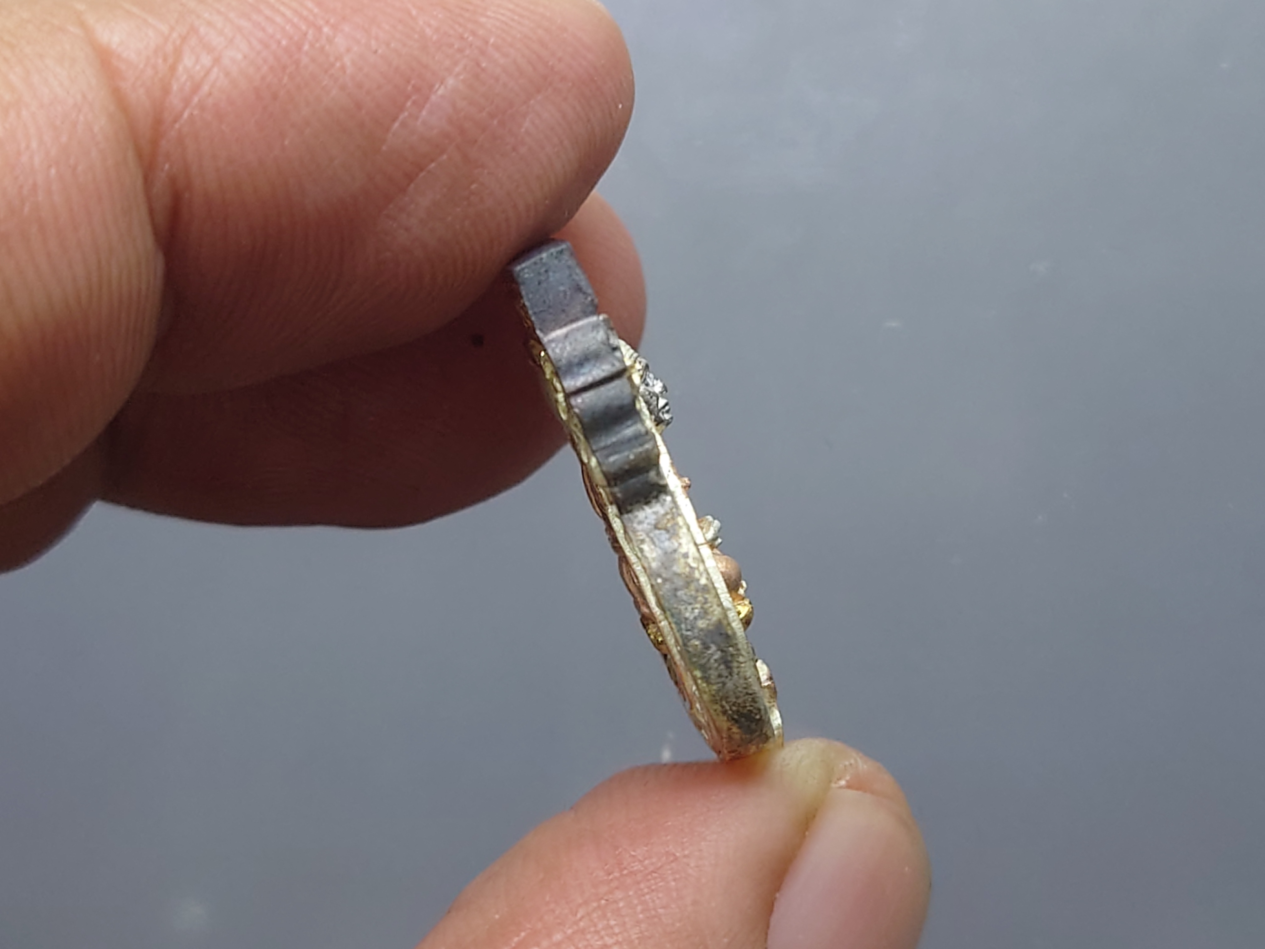 เหรียญหลวงปู่ทวด เนื้อเงิน สามกษัตริย์ รุ่นมงคลบารมี พิมพ์เสมา ขนาดสูง 2.3 ซ.ม.วัดประสาทบุญญาวาส พ.ศ.2545 พร้อมกล่องเดิม