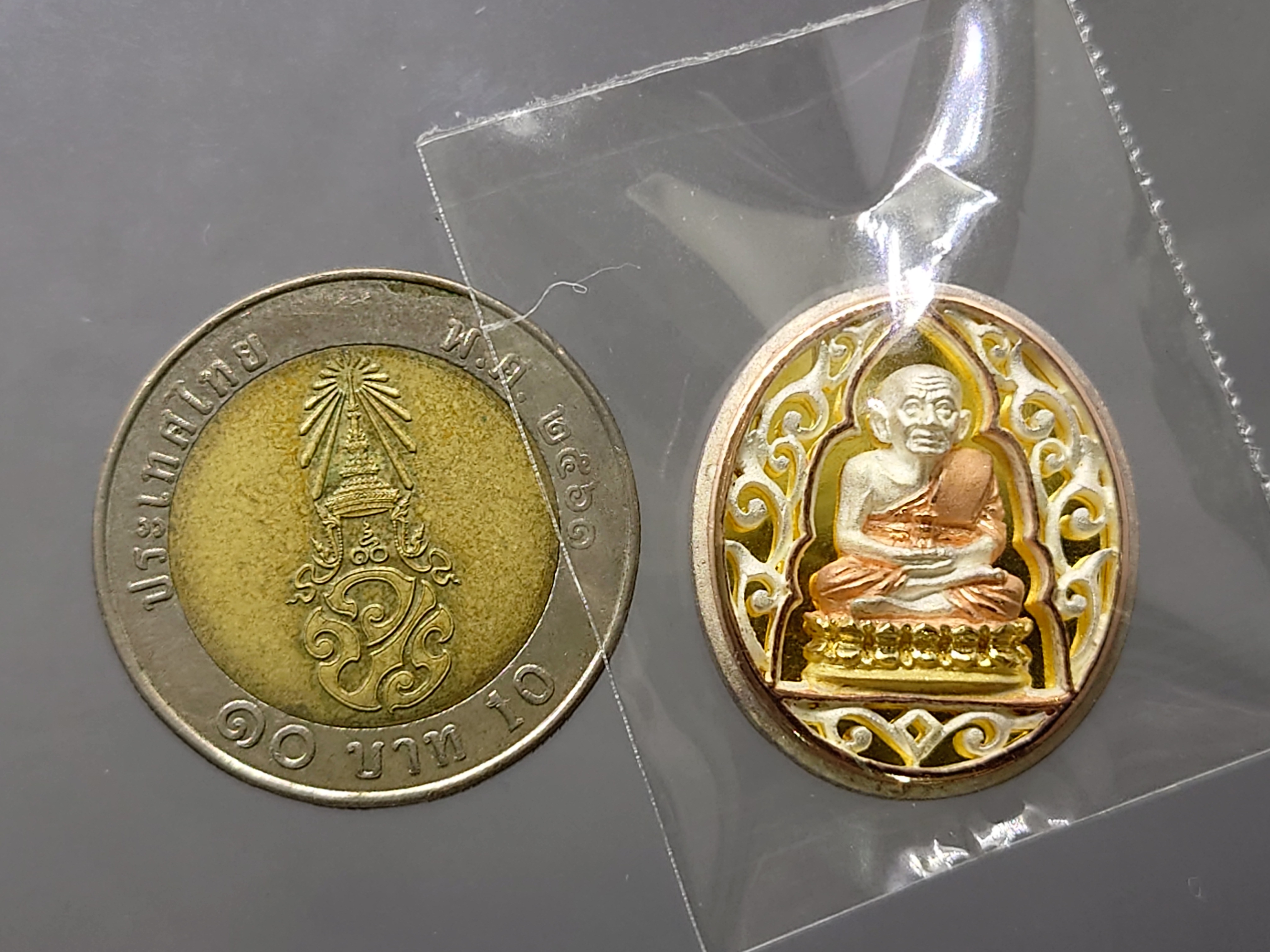 เหรียญหลวงปู่ทวด เนื้อเงิน 3 K รุ่นมงคลบารมี วัดประสาทบุญญาวาส พ.ศ.2545 พิมพ์วงรี รูปไข่ ขนาดสูง 2.5 ซ.ม. พร้อมกล่องเดิม