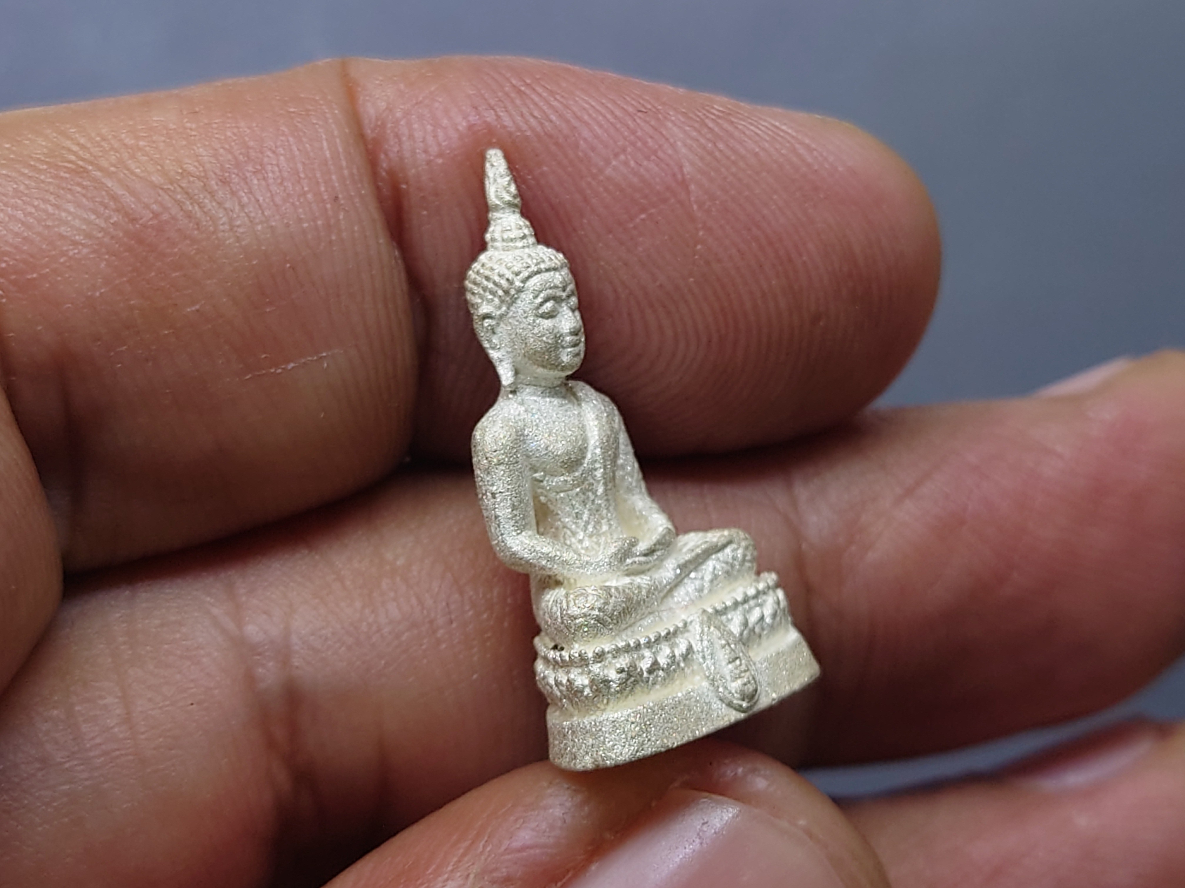 พระแก้วมรกต สธ.ทรงฤดูฝน ลอยองค์ เนื้อเงินพ่นทราย สมเด็จพระเทพฯจัดสร้าง วัดบวรนิเวศวิหาร ปี 2538 พร้อมกล่องเดิม รับประกันแท้